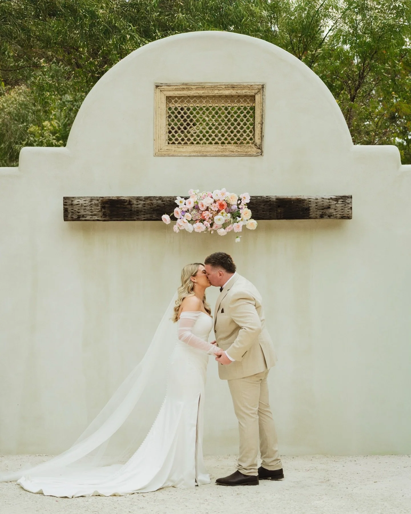 Mr &amp; Mrs Snibson are official💍 
.
.
.
.
.
Vendor Team❤️&zwj;🔥
Photographer: @hannahmuellerphotography 
Content Creator: @heartandsoulcreativeco 
Videographer: @millsandmoo 
Makeup: @kayceesmithmakeupartist 
Hair: @flourishandco_hairstudio 
Tan: