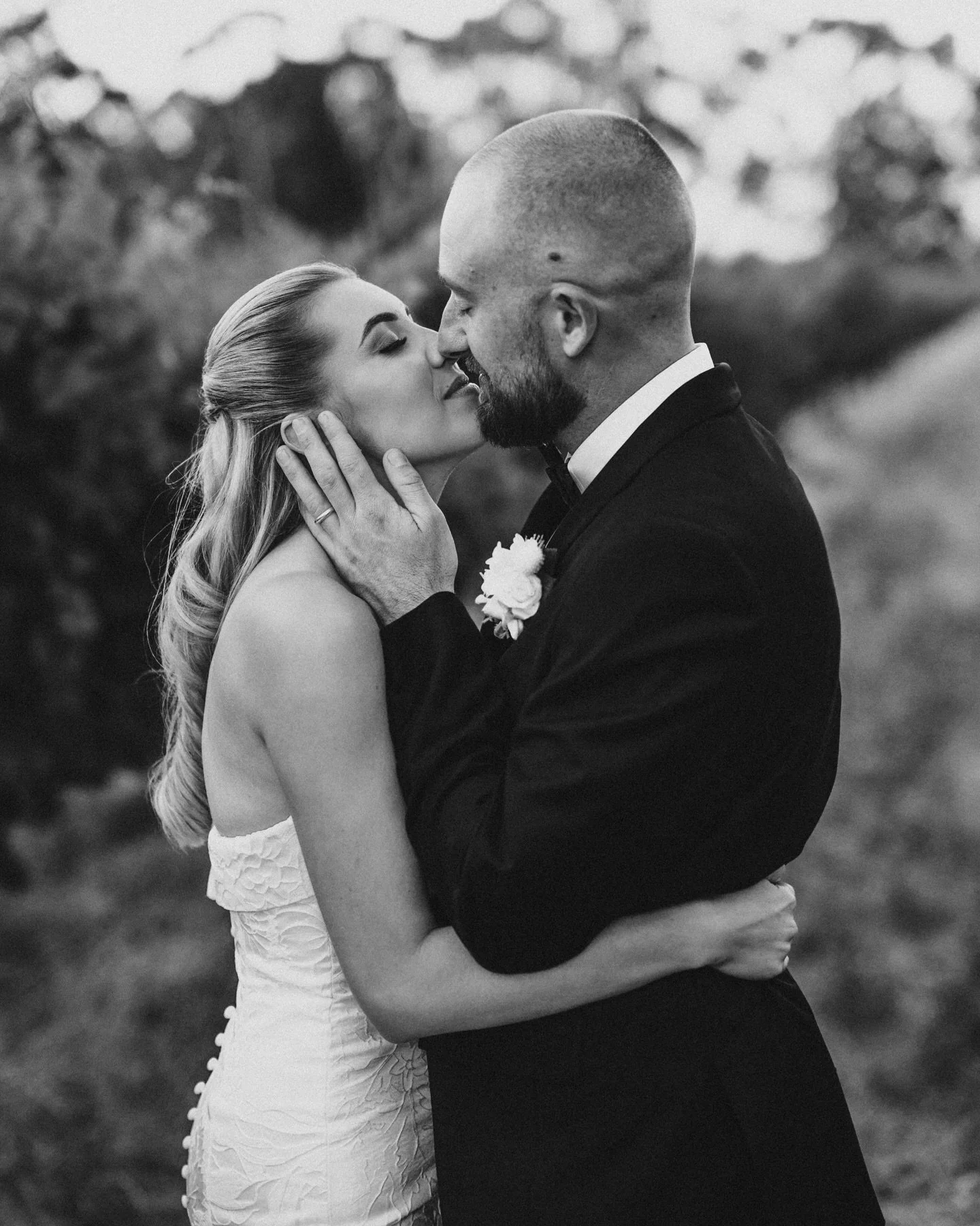Mr &amp; Mrs Walker🖤
18|12|25
.
.
.
.
VENDORS:
Venue: @hayshedhillweddings 
Videographer: @__pipedreamproductions 
Photographer: @hannahmuellerphotography 
Makeup: @glamd_bydanae 
Hair: @emilybarnes.hair 
Dress: @truesociety_tuscanybridal 
Flowers: 