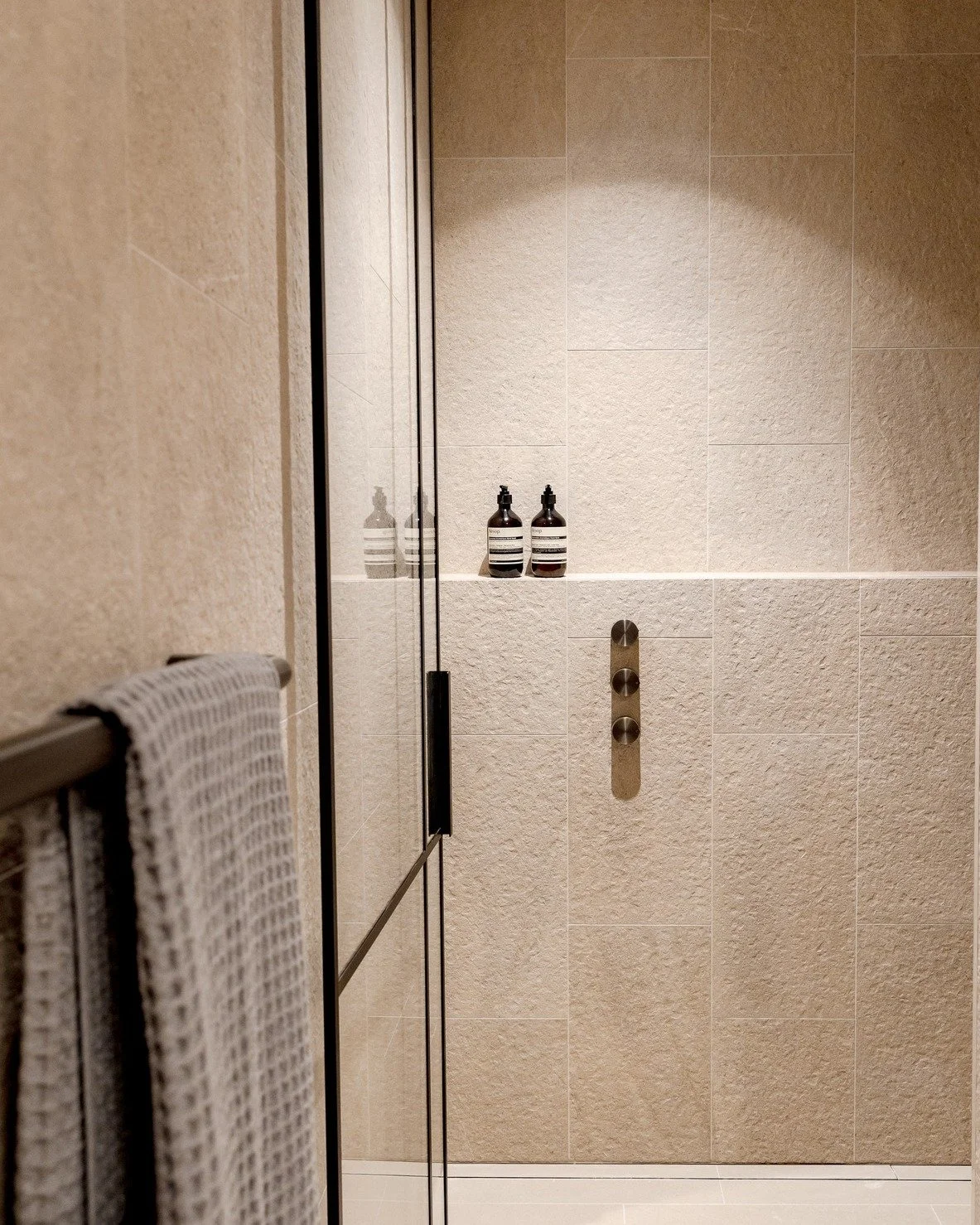 POV: Everyone's dream bathroom 🛁
&mdash;
𝘈𝘥𝘰𝘳𝘦 𝘺𝘰𝘶𝘳 𝘴𝘱𝘢𝘤𝘦.

#Creador_interiors #joinery #bespokejoinery #installation #interiors