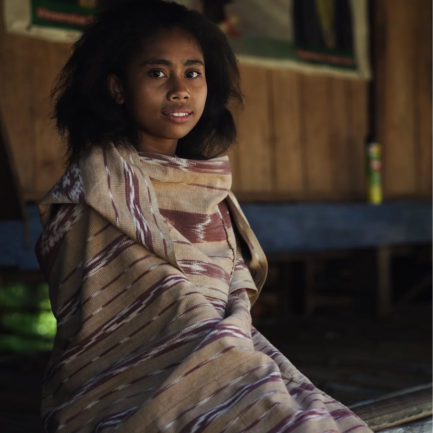 Luna, a sweet girl from Letehakapuna village with her Ye Taramanu💛✨

#karajasumba #sumbagirl #anaksumba #heritage #sumba