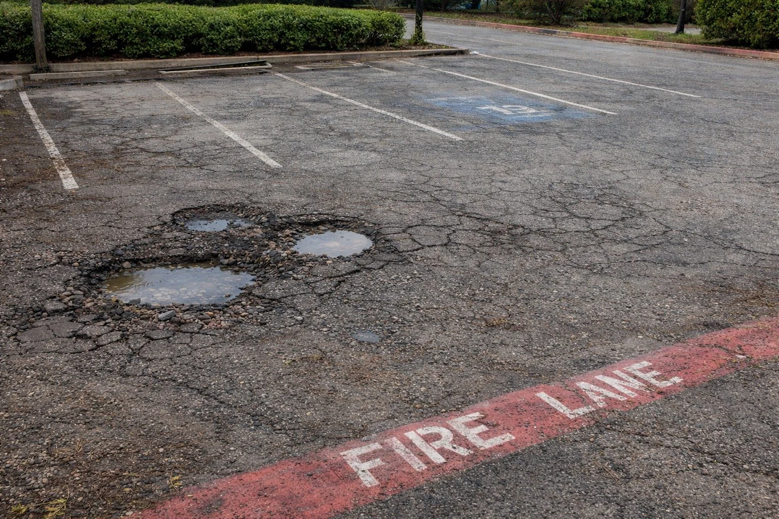 This parking lot is giving us anxiety!
Think you can find 5 things wrong here?
Drop your answers in the comments ⬇️

#ParkingLotProblems #SpotTheIssue #LineStriping #PropertyMaintenance #FacilityManagement #ParkingLotFail #ADACompliance #FireLane #St