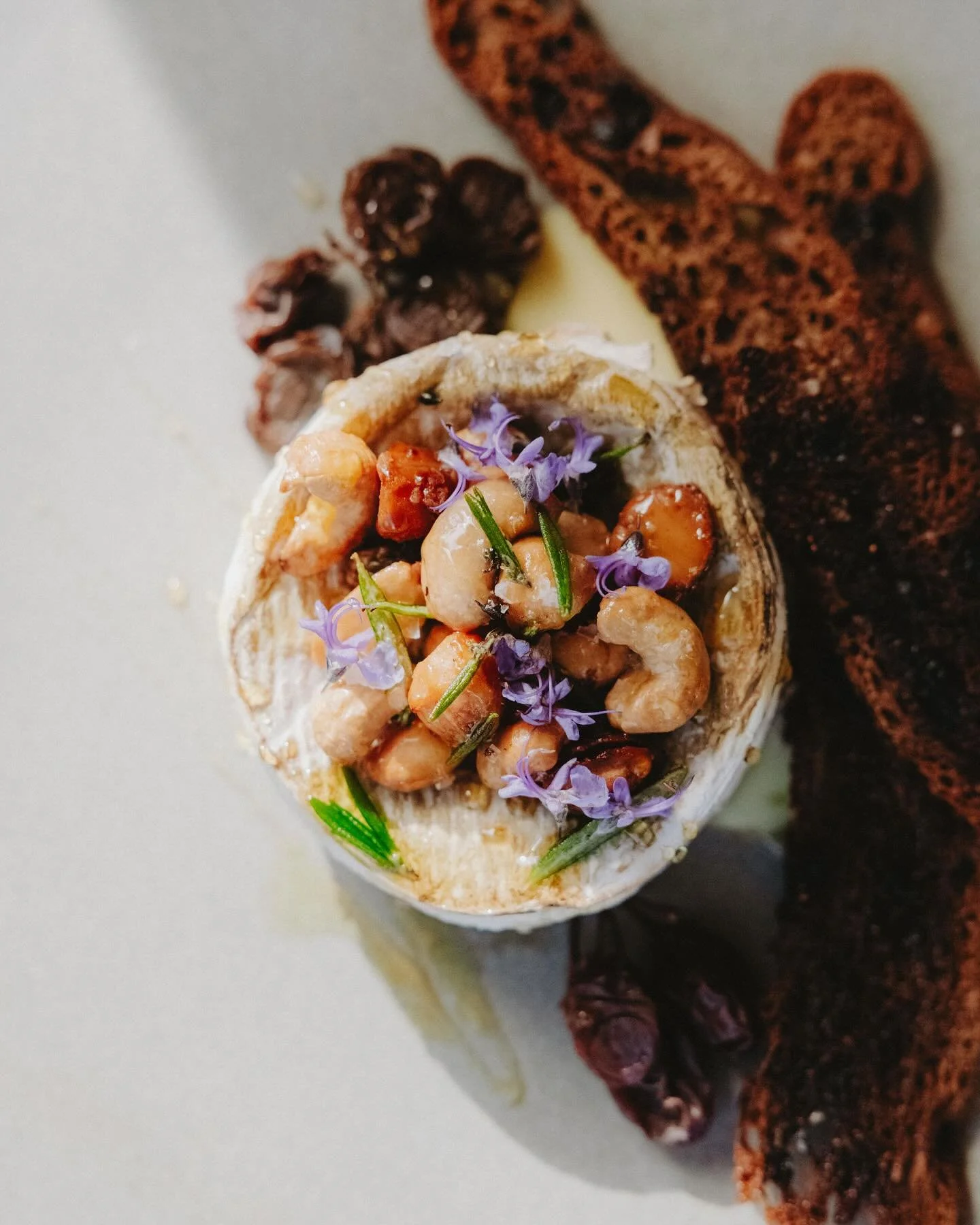 It’s kinda crazy to think that once upon a time photographing food scared me so much, learning all the food photography ‘rules’ just totally overwhelmed me. And now here we are today and I genuinely look forward to shooting food. π€©