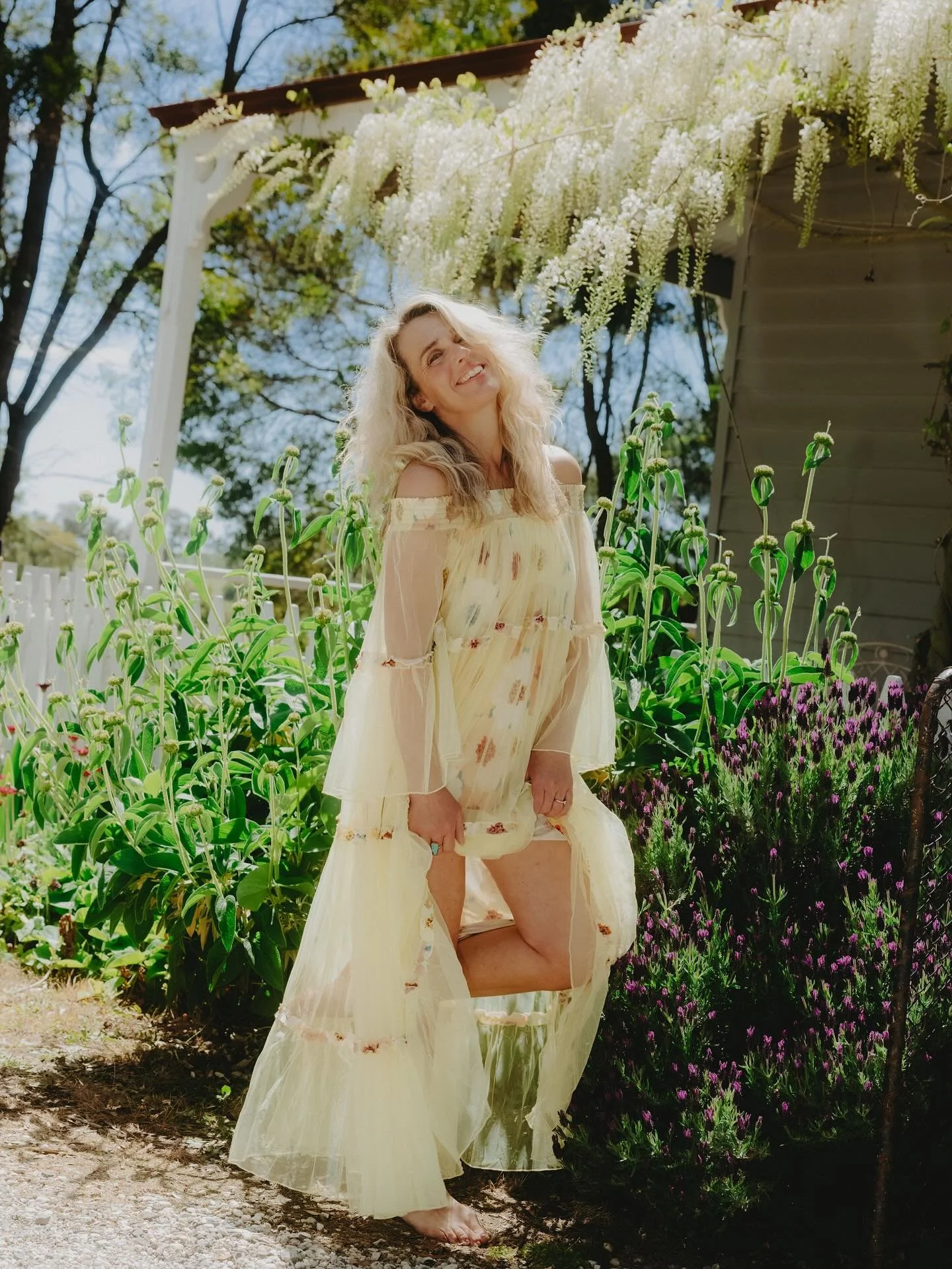 Crying dying all of the things over today 😭😍✨🌼✨ Flash and sunshine and slow shutter might just be my new FAVOURITE THINGS EVER 🫶🏼🥹 so grateful for creative play and @flockhartjodi putting up with my madness 💕 SPRINGTIME I LOVE YOU