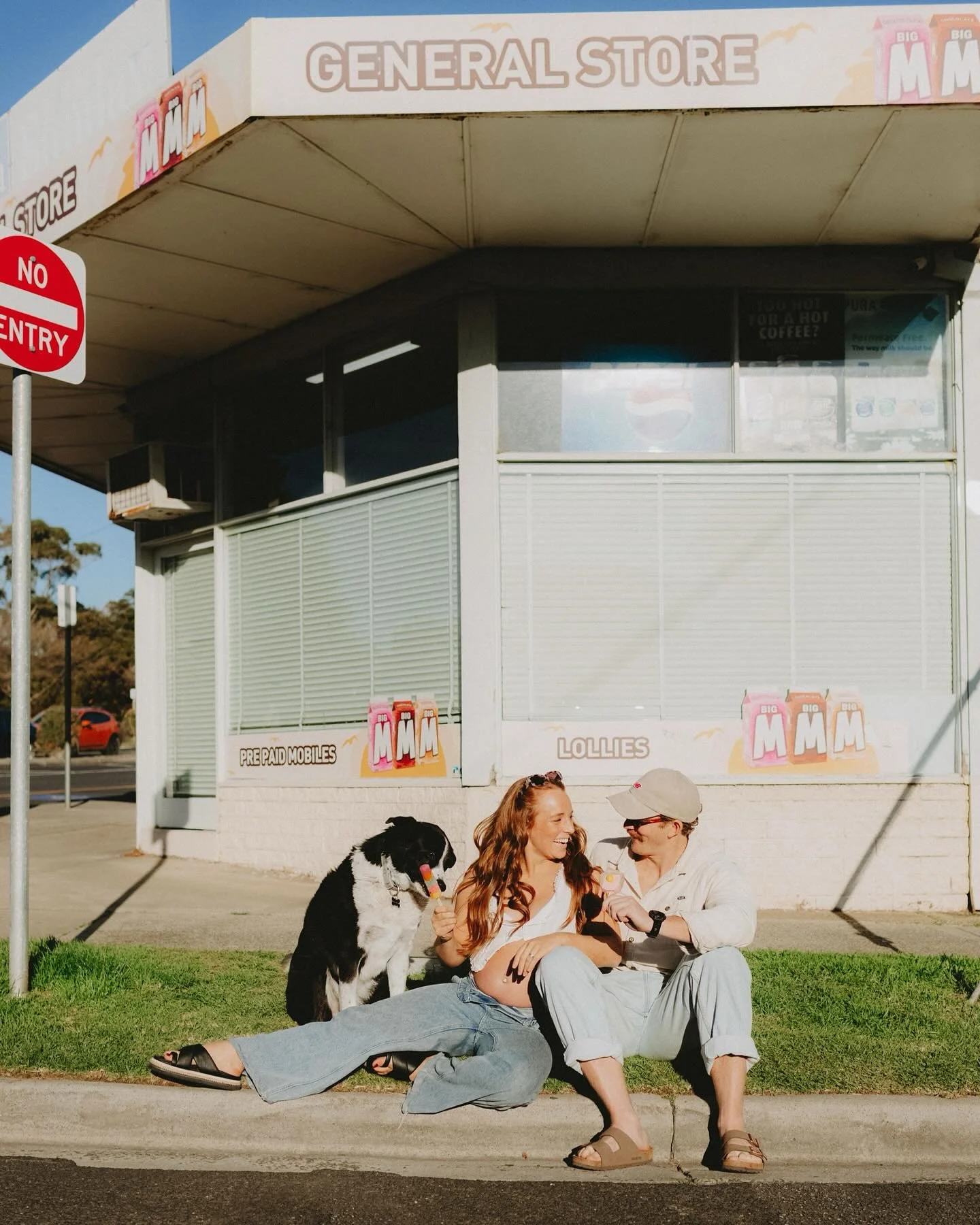 The magic in the &lsquo;ordinary&rsquo; - Friday night ice cream and fish &lsquo;n&rsquo; chips 🍦

One of my favourite shoots EVER that I&rsquo;m so behind on posting .. 😍✨ Loved hanging out with Em, Ben &amp; Archie 💕 Dogs in bump shoots always!