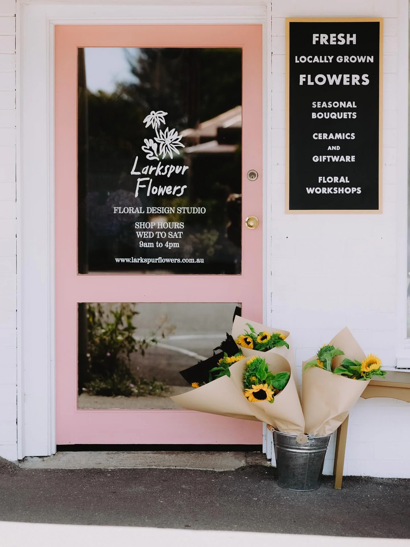 If this is not the cutest shopfront ever?! 
Sunflowers and pink doors FOREVA 🌻🌻🌻