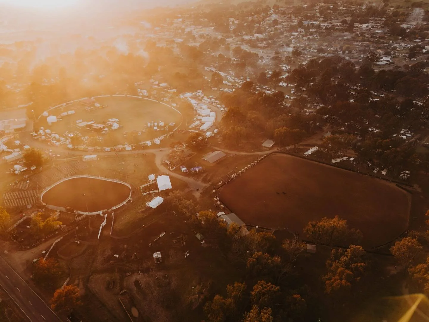 Sunrise.. it&rsquo;s showtime day 4 ✨

 
📸 Photo by @_chloesmithphotography_ 
 
@mfsr_bushfestival 
🗓️ 16 - 19  April, 2026
📍 Man from Snowy River Bush Festival, Corryong VIC
 

#mfsr #mfsrbushfestival #bushfestival #corryong #manfromsnowyriver