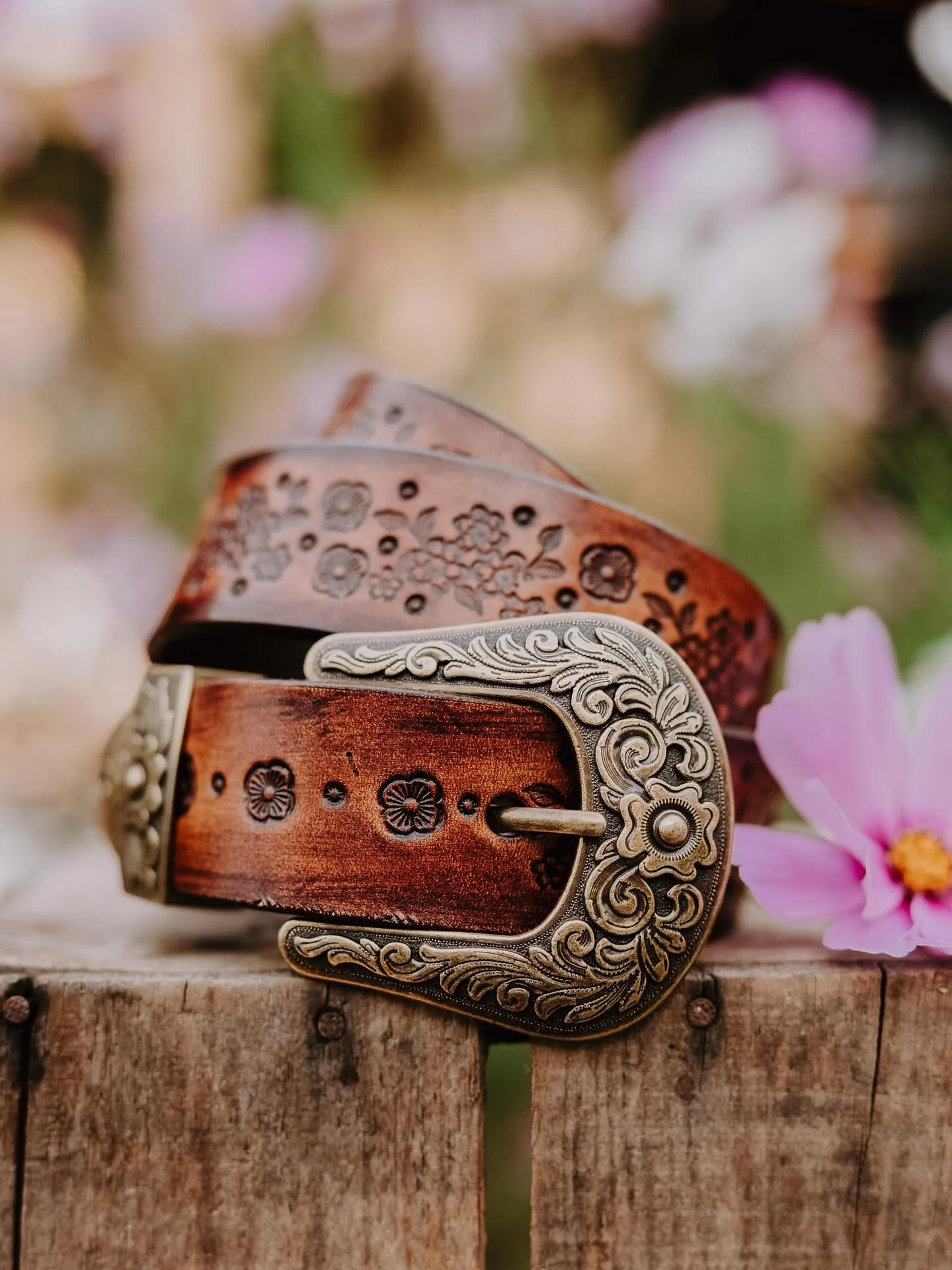 Today my &ldquo;treat yourself&rdquo; package arrived and I could not be more obsessed.. 😍 Leather, handmade, hand stamped, and covered in florals.. cannot get enough - pure art 🌼🌾

Little small biz shoutout to the incredibly talented @shawnybrook