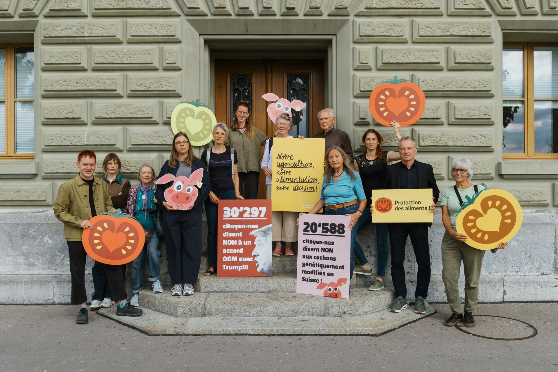 50’855 signatures ont été déposées contre des cochons génétiquement modifiés et des aliments OGM américains