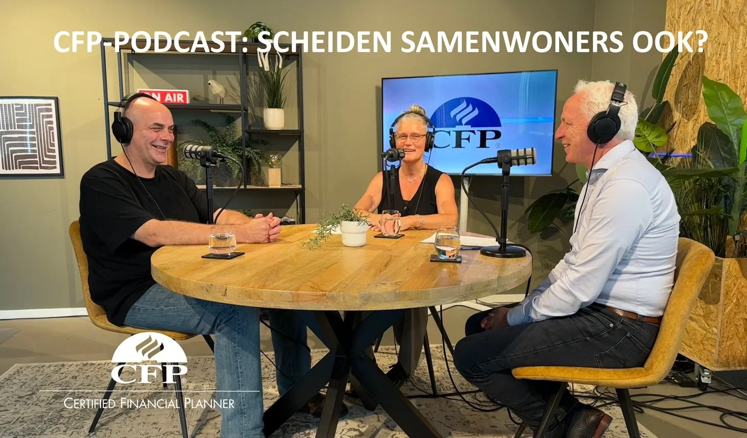Drie mensen praten in een podcaststudio met koptelefoons, microphones en een scherm met het CFP-logo, terwijl ze aan een houten tafel zitten, met planten en decoratie op de achtergrond.