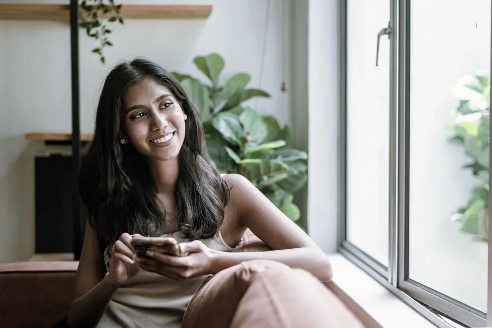 Vrouw kijkt naar pensioenspaarrekening