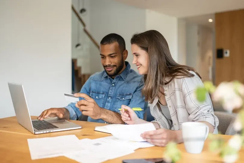 Koppel bestudeert financieel plan - Altijd Voor Elkaar