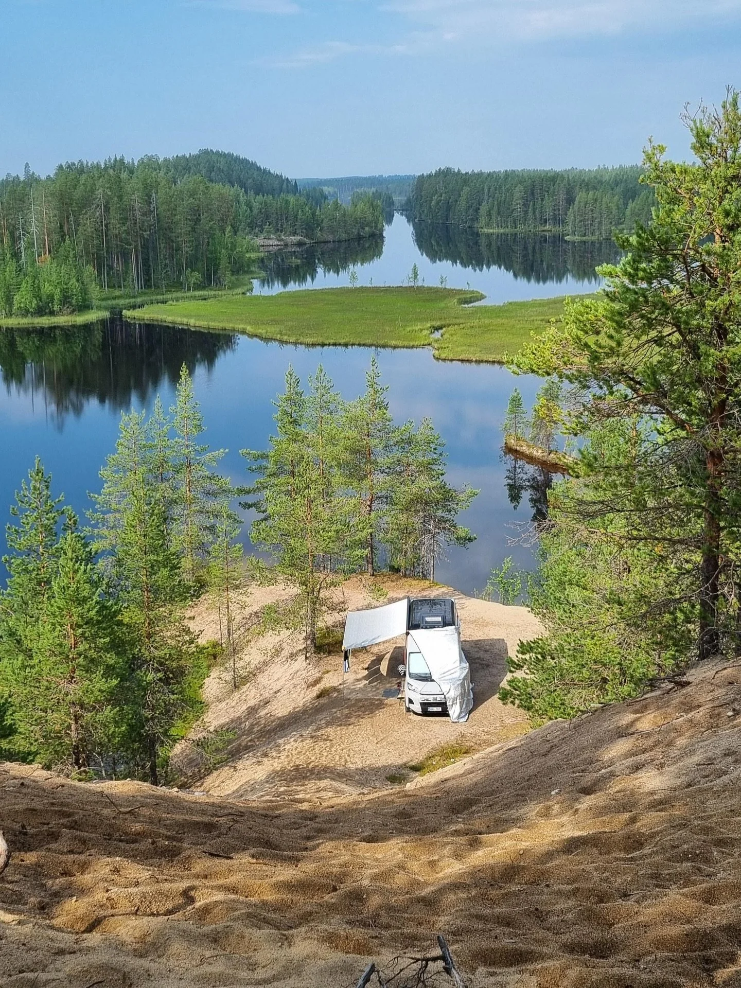 Suomen kesä matkailuautolla reissaten 🚐 Paras tapa nähdä kotimaa uudella tavalla! 🇫🇮💕
Aamukahvit järven rannalla, päiväunet luonnon keskellä, metsän raikas tuoksu ja järven liplatus taustalla. Ja kun