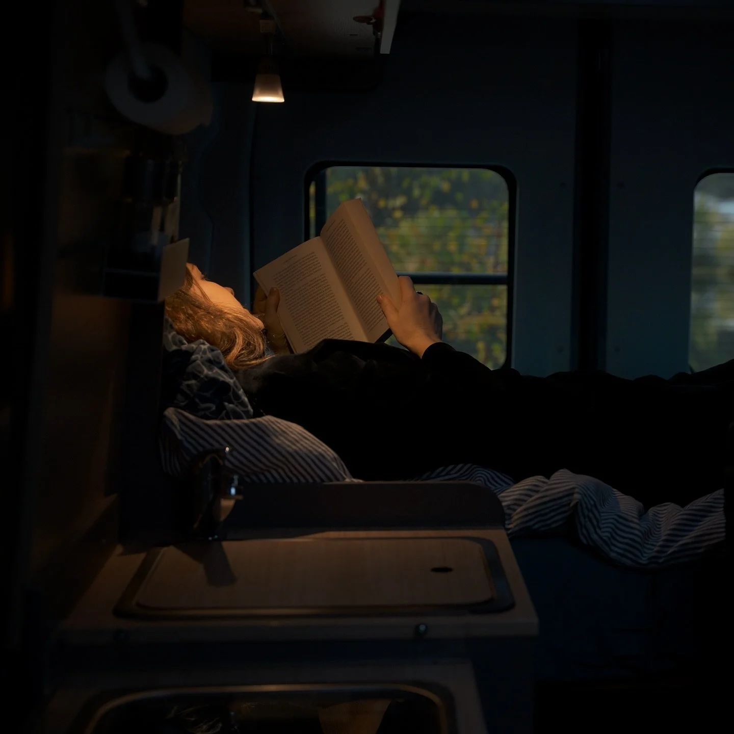 Vanstoorin autoissa viihtyy yhtä hyvin seikkaillen kuin sisätiloissa rentoutuen. Siistissä ja hyvin varustellussa keittiössä on mukava keitellä kahvit, ja päivän päätteeksi voi käpertyä s&au