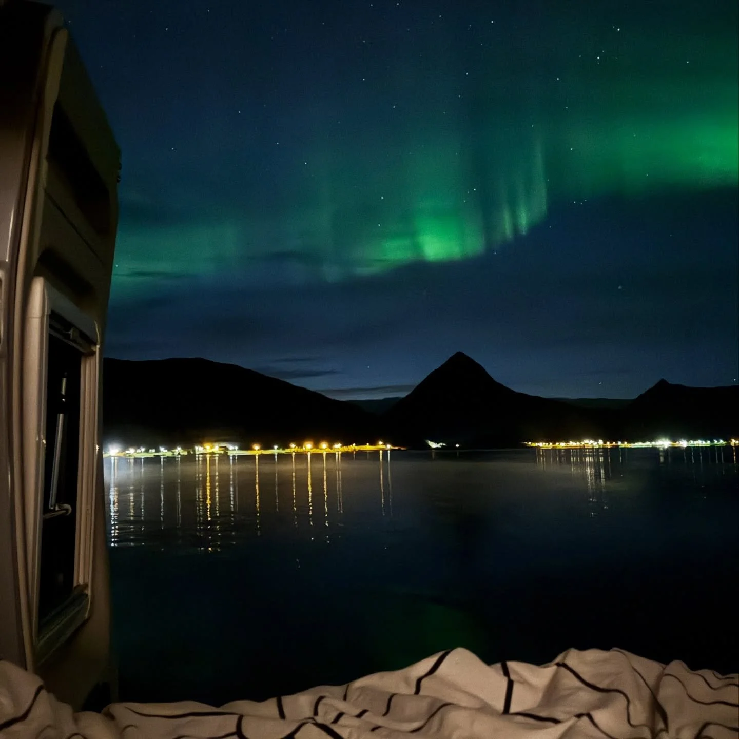 Dreamy views from your camper van in Northern Norway 💫🇳🇴
Which one’s your favorite?
//
Näkymät matkailuauton ikkunoista, kun olet Pohjois-Norjan roadtripillä 💫🇳🇴
Missä maisemissa heräisit mieluiten? 
#vanstoo