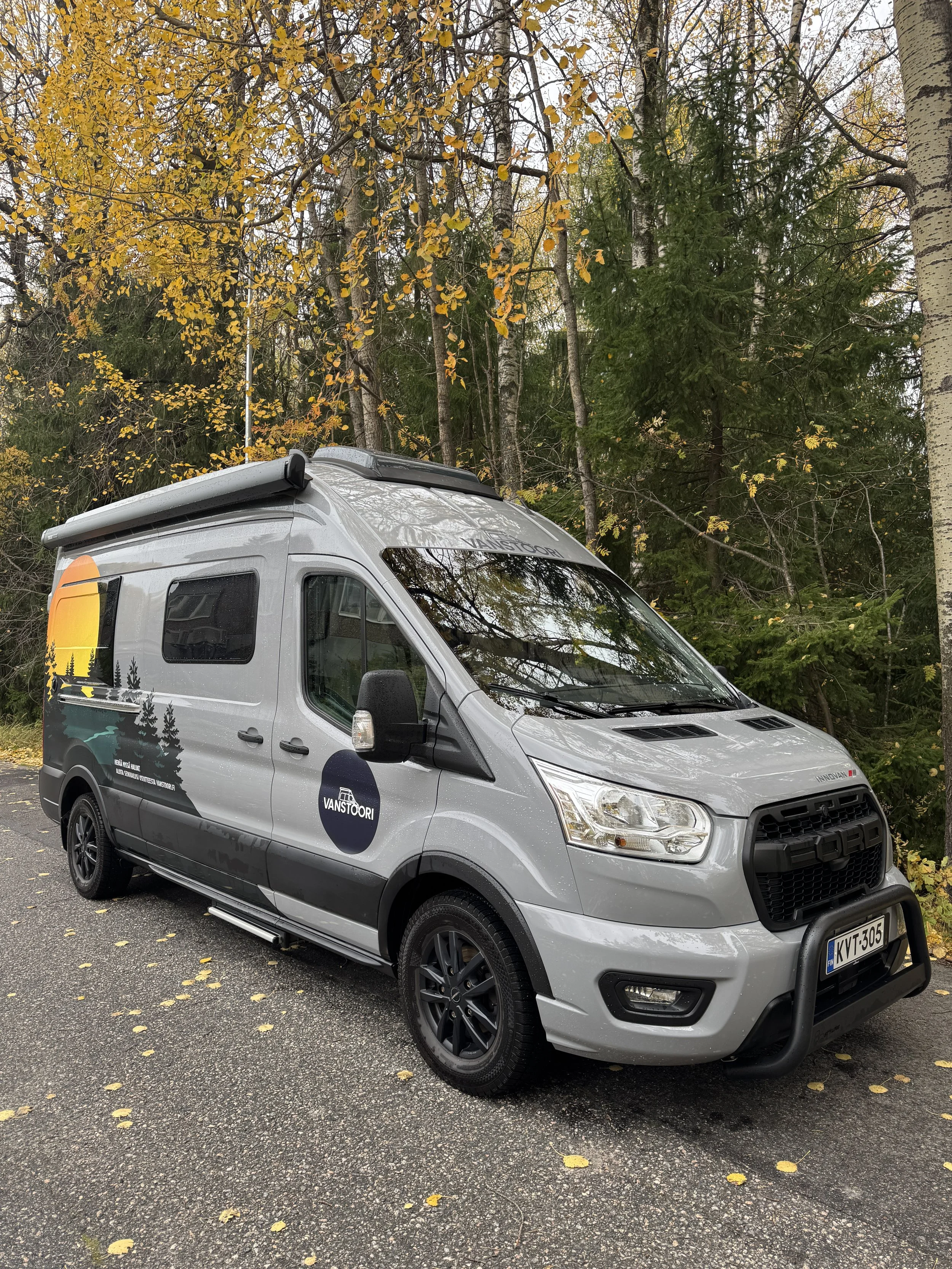 Vanstoorin LMC Innovan pysäköitynä ruskan väreissä olevan metsän reunaan.