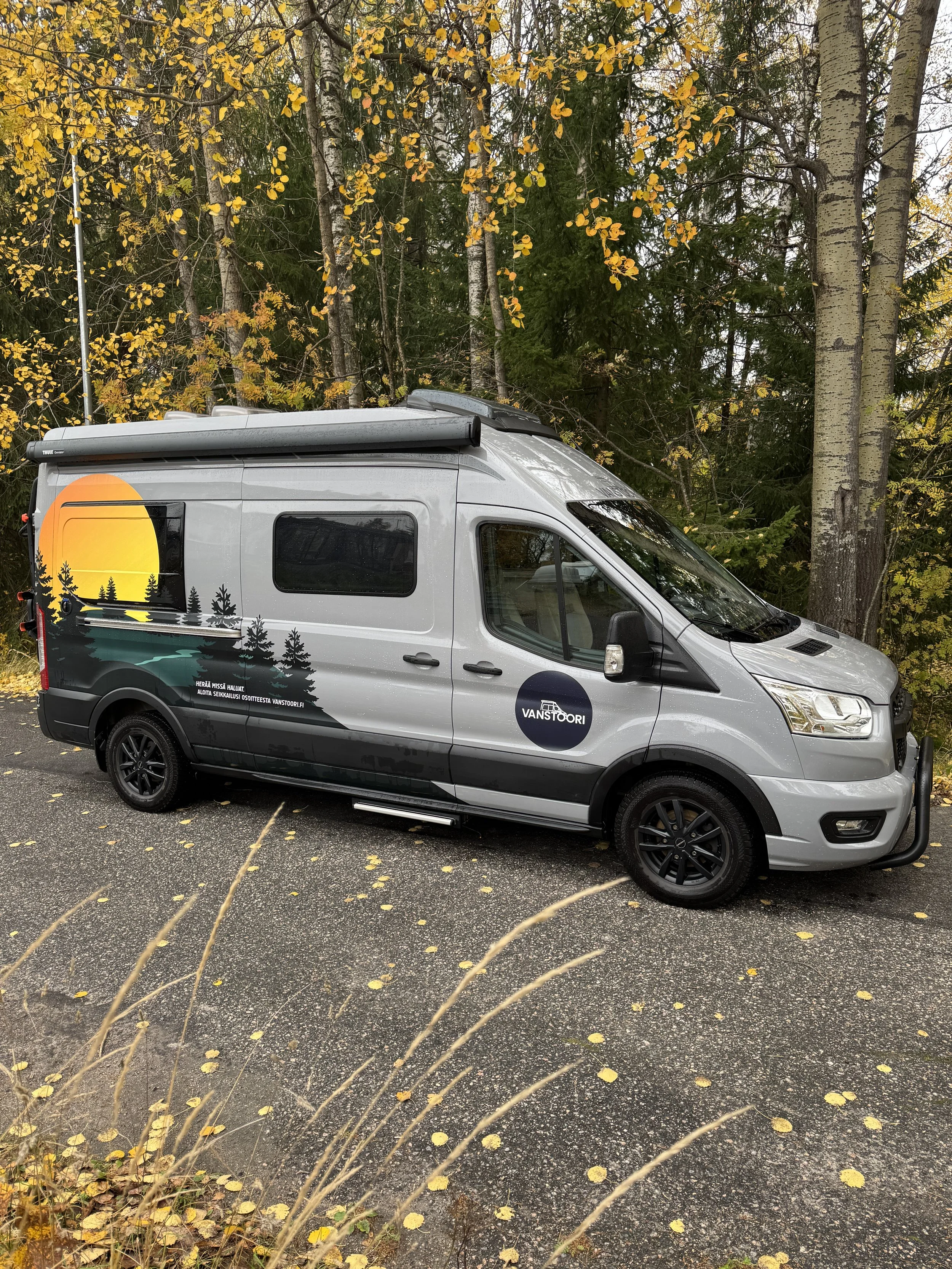 Vanstoorin LMC Innovan 590 retkeilyauto metsän vieressä