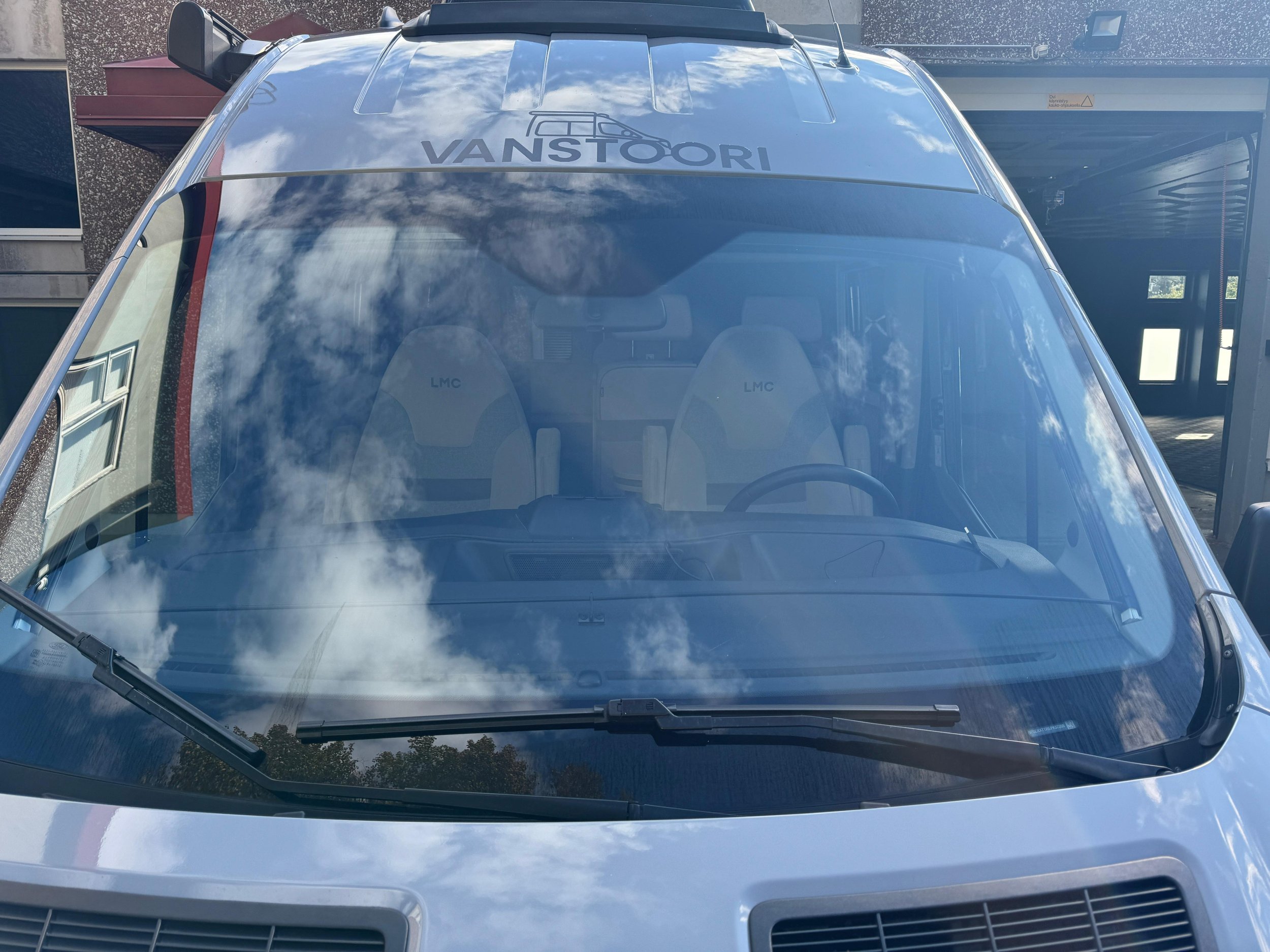 LMC Innovan tuulilasi