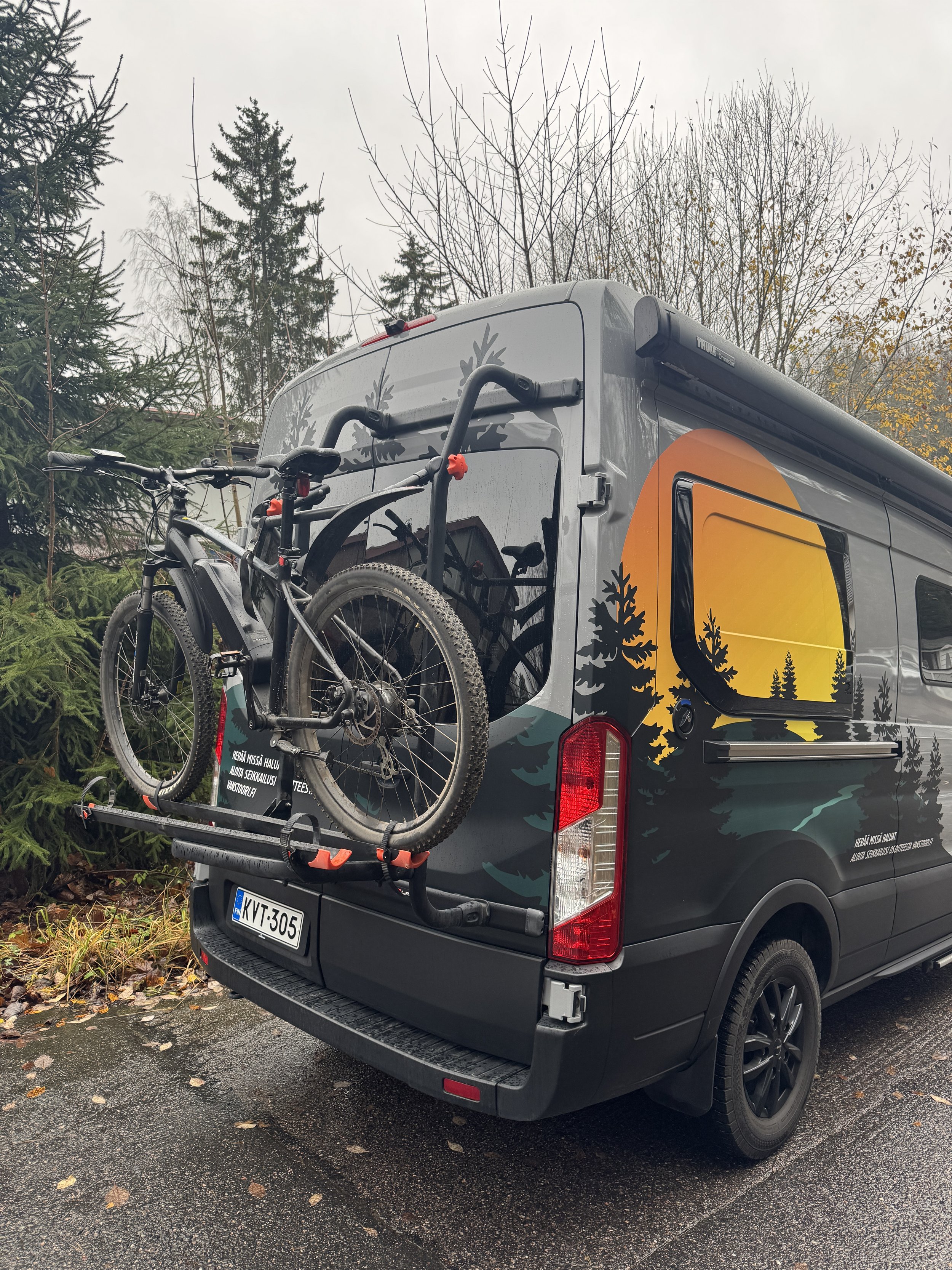 Asuntoauton pyöräteline johon kiinnitetty sähköpyörä