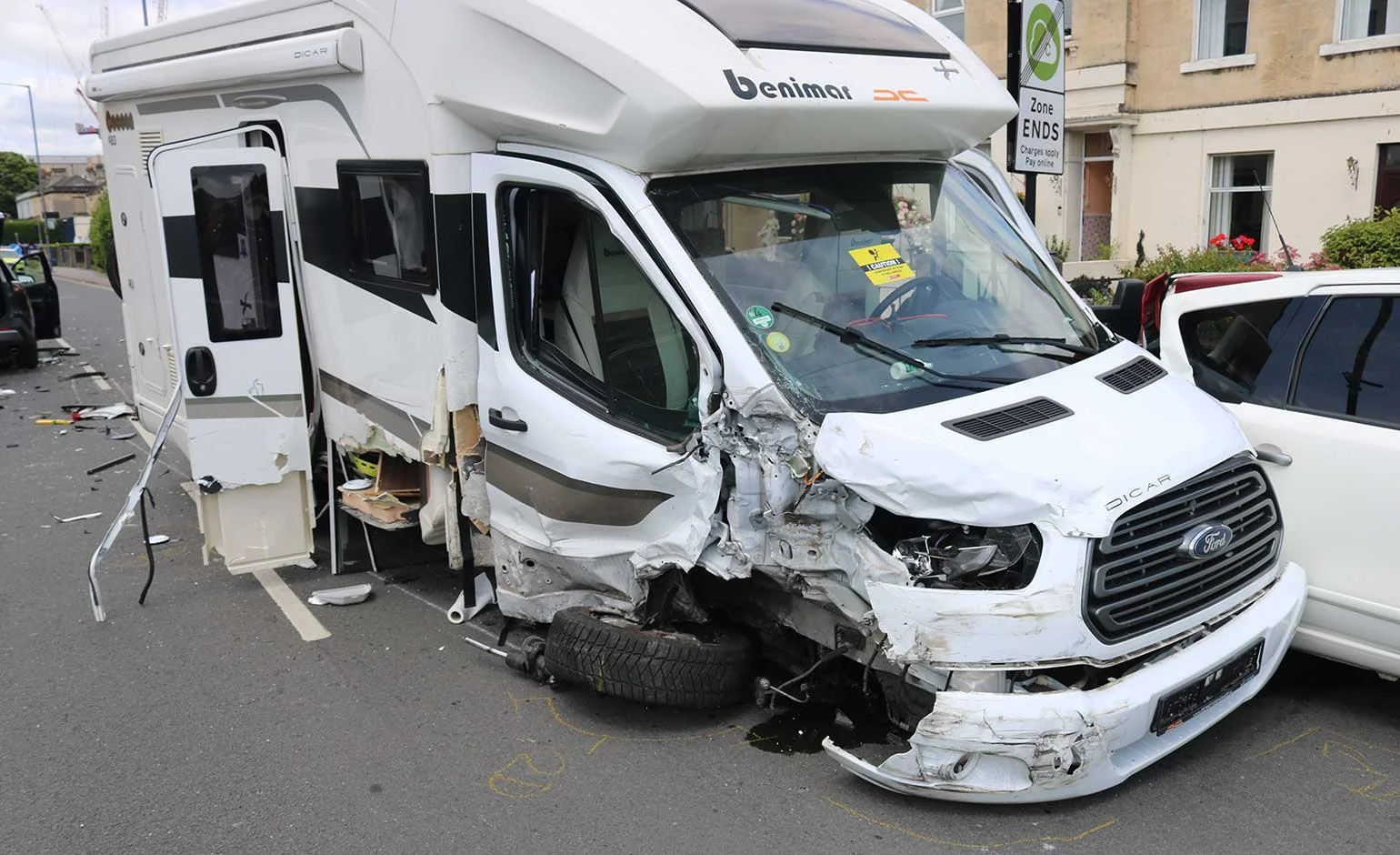 Kolaroitu Benimar merkkinen matkailuauto