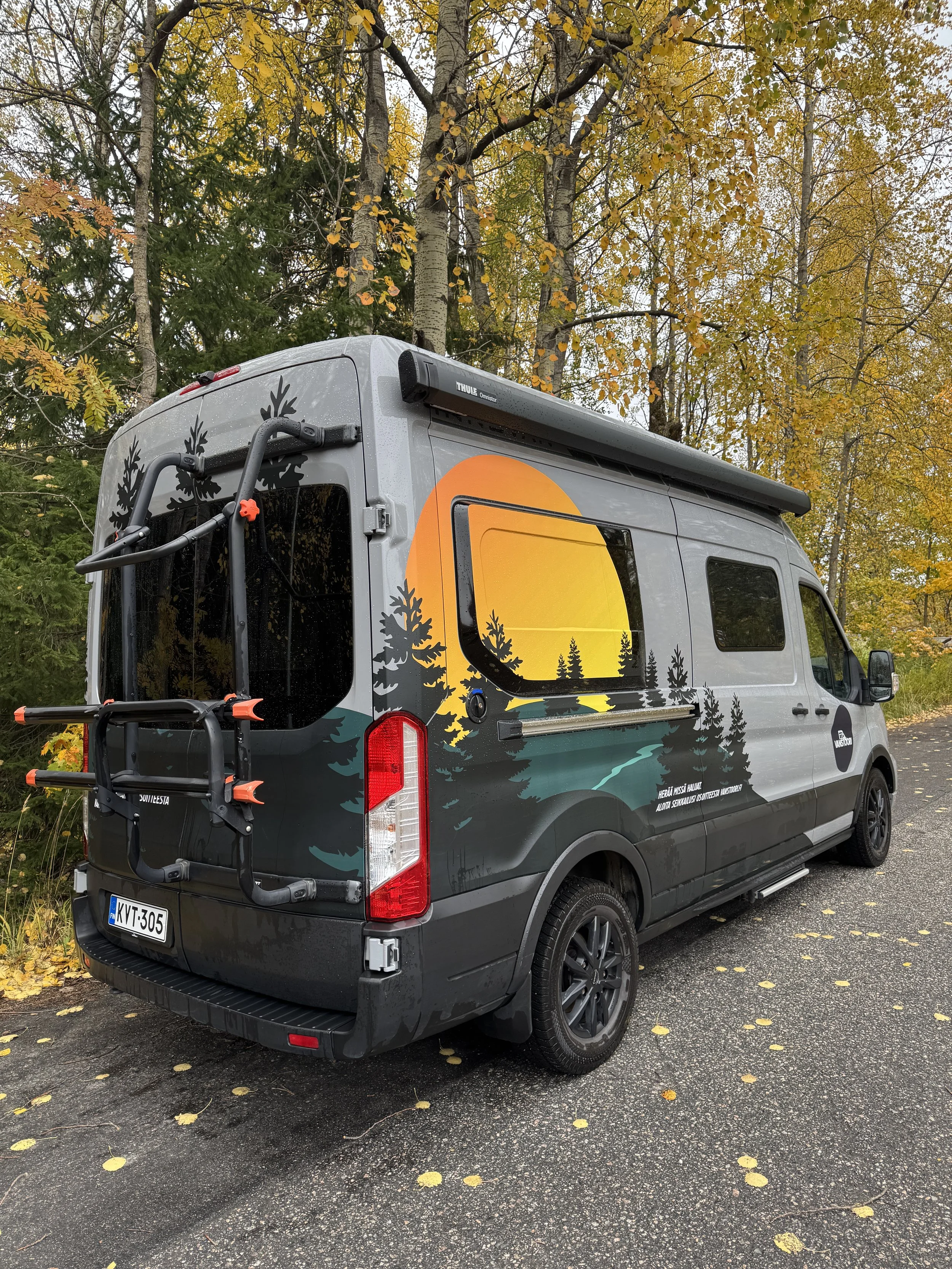 Retkeilyauto parkissa metsän reunassa.
