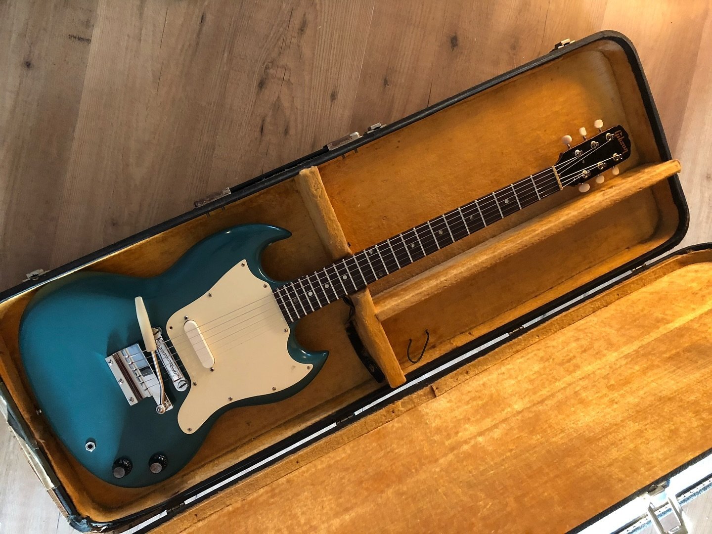 Another 1 pickup beauty I had. A 60&rsquo;s Melodymaker. Bought in the US, and had it for a short time only. Over the years I think I had about 5 of these. Always loved the feeling of this simple guitar. And for the price, these are great vintage pla