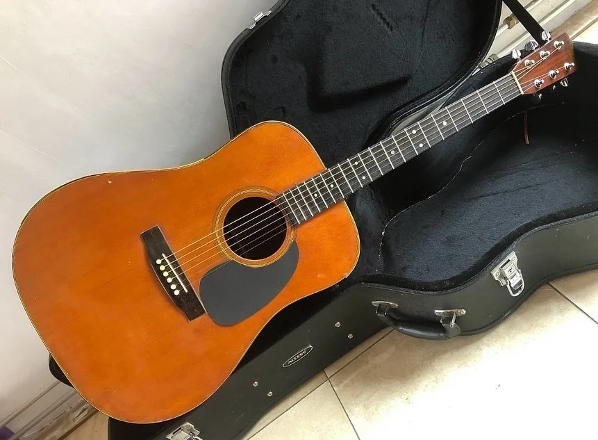 My Guitars #18

I once bought a 1972 Martin D28 that needed Some fretwork. I bought it in the US, and sold it in Europe as a project. It sounded great, but you cant keep it all ;).