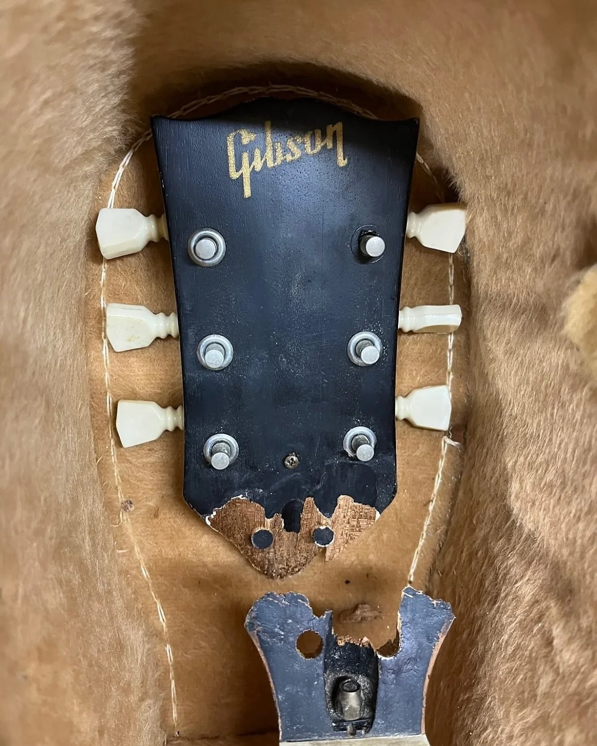 My Guitars #19

Yes, I had some shitty guitars over time. This was a major project I bought from The US. Ist a 1973 Gibson JG-0 in a rough shape. I always like to buy guitars that need Some serious love, with The intention to make them playable once 