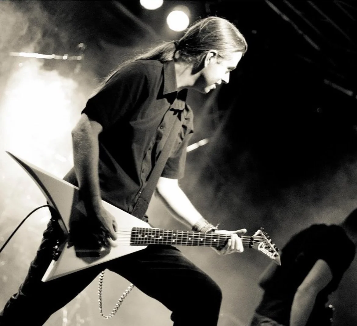 My Guitars #21

To combine my love for charvel, Alexi Laiho and white guitars with one pickup, I bought an Old Charvel Avenger through EBay. It was a HS setup, but I covered the front pickup and @bobvanlieswood&rsquo;s dad painted it white for me. I 