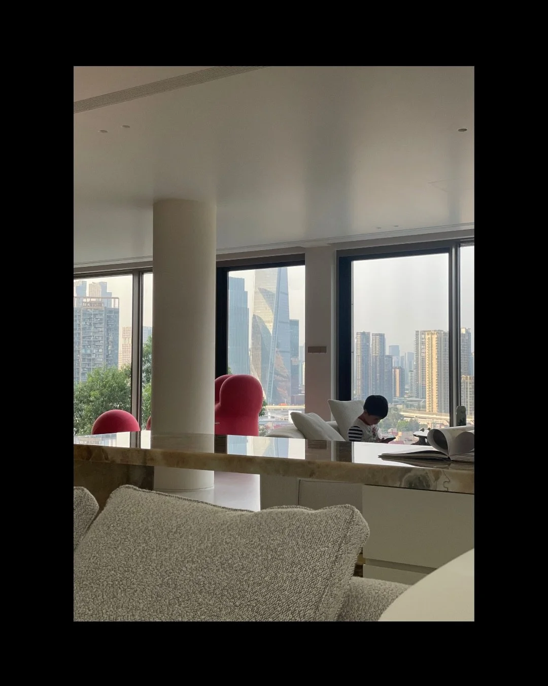 03.10.2026

Depth, to me, is the room&rsquo;s hidden generosity: a threshold that slows you down, a shadow that lets proportion tell the truth.

#humanconnection #interiors #verticalcity #lowcortisol #_unalinea_