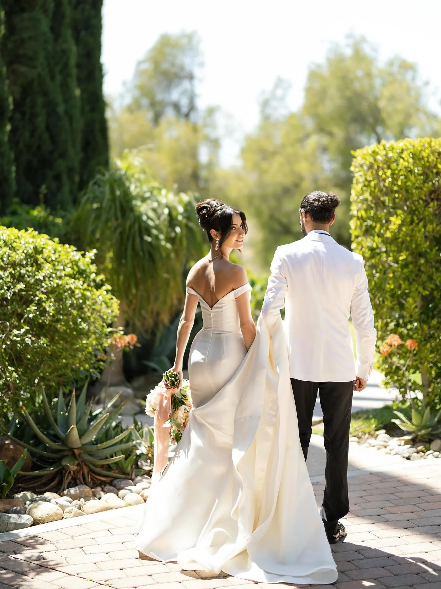 Wedding days filled with intimate joys alongside ecstatic celebration: a journey through the eyes of one bride, Ani, from start to end.

Planning &amp; Design: @simplyglamorousevents
Venue: @hummingbirdnestevents
Beauty: @linhtran70
Hair: @mike_hairs