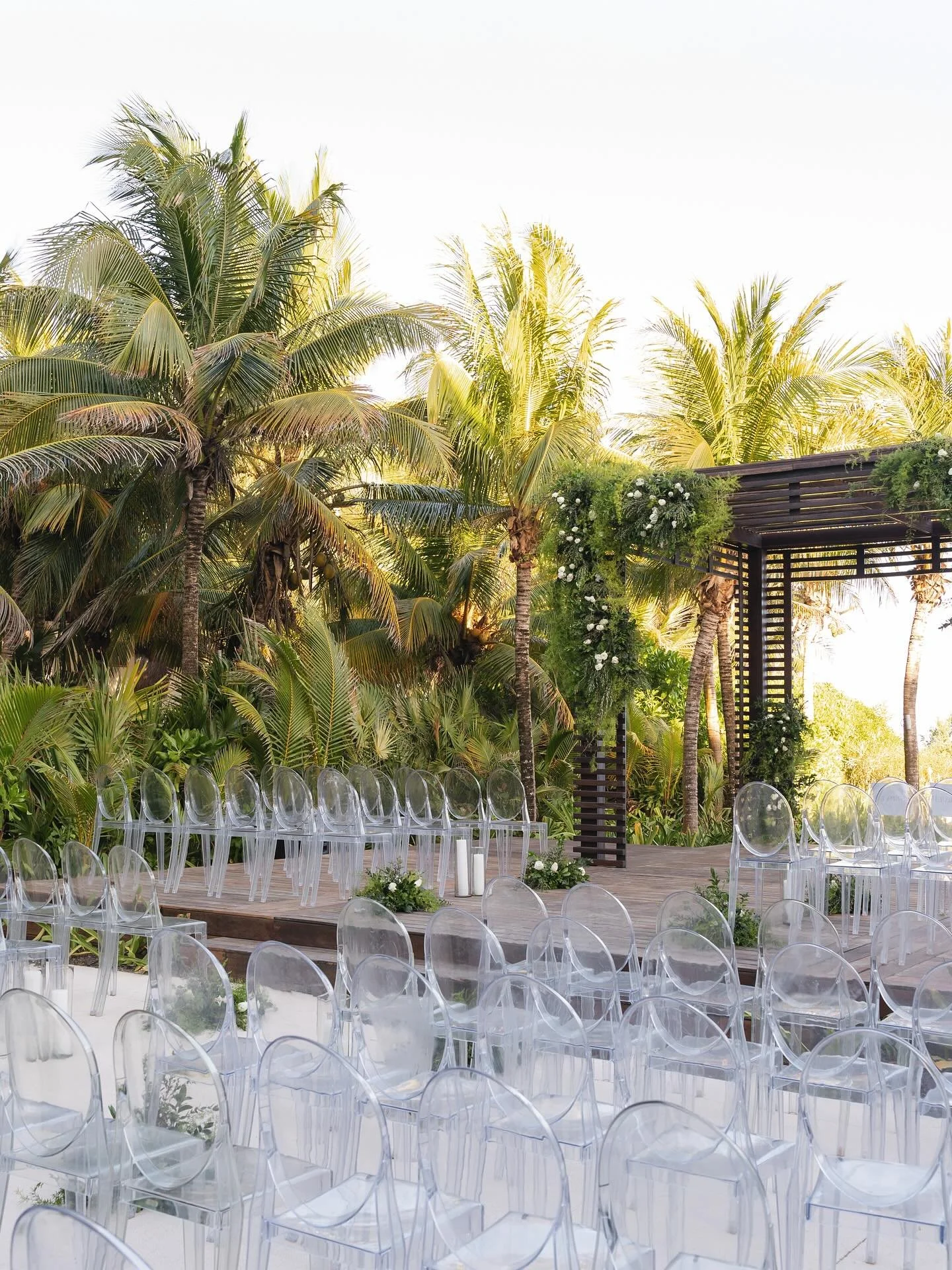 Some memories from a transportive ceremony in the Mayan Riviera: a swoon worthy beachside setting, guests dressed all in white, a showstopping grooms&rsquo; entrance, and an emotional and heartfelt vow reading. A beautiful celebration for two incredi