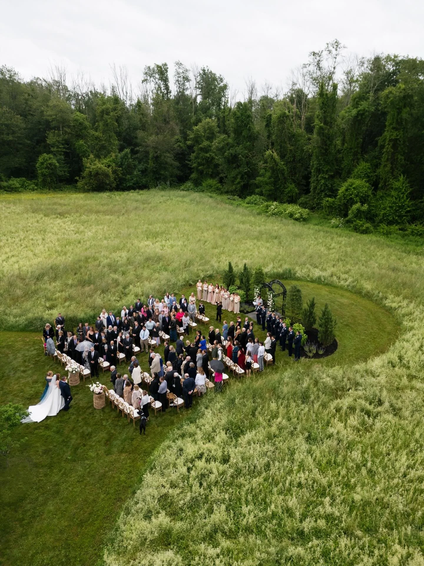 What&rsquo;s cozier than a wedding in a meadow, surrounded by forest, in New England? C &amp; K hosted their celebration at the family farm in Massachusetts.

Planning &amp; Design: @marreroevents
Venue: @woodbury_manor
Photography: @danforthneal
Cat