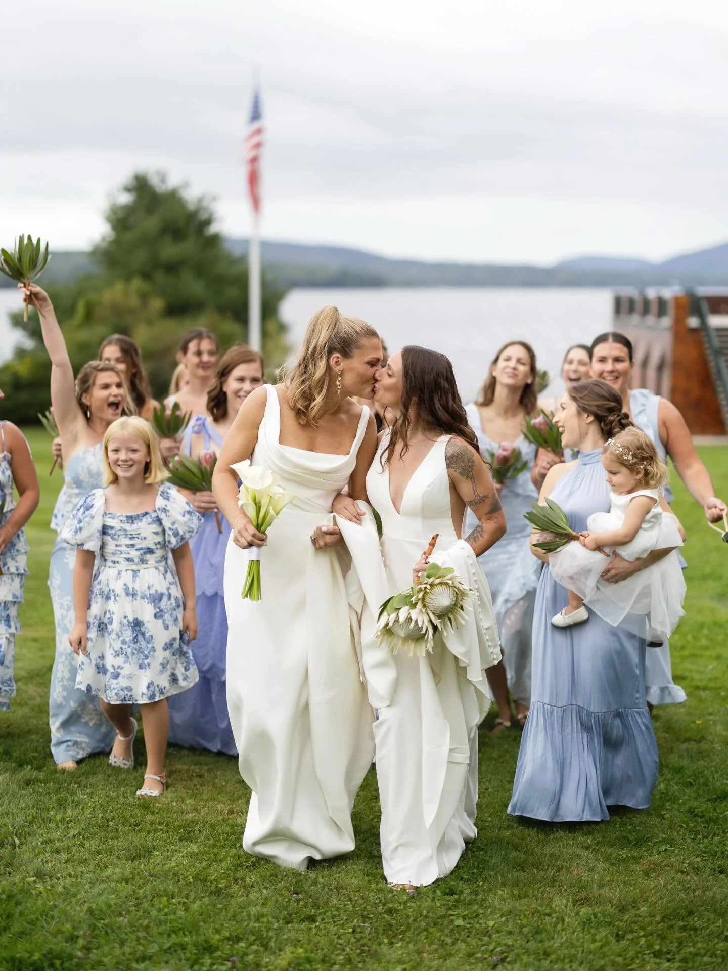 Dreaming of this late-summer, lakeside private estate celebration with R&amp;D

@hummingbirdwed @labonnemaison @stopgolove @daniwagenerbeauty @peakeventservices @soulofbostonband @allioopsflowers @kadeemarentals
@minted @mintedweddings