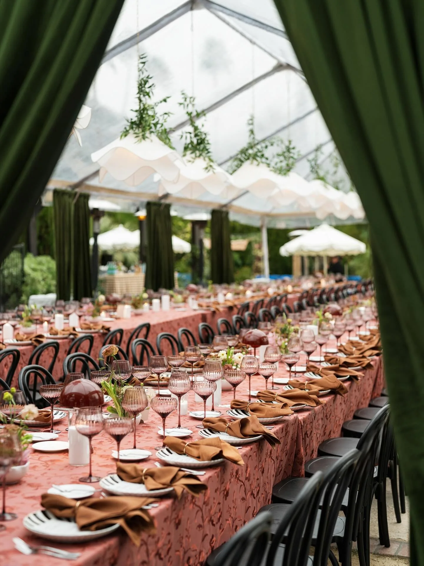 A few more special details from this week&rsquo;s NYE wedding with Meredith and Ryan in Palm Springs&ndash;the best way to end 2025!

CHUPPAH: @psychic.stitch
GOWN: @howiebofficial @thederrickmichael
PLANNING &amp; DESIGN @palmandpineevents
VENUE &am