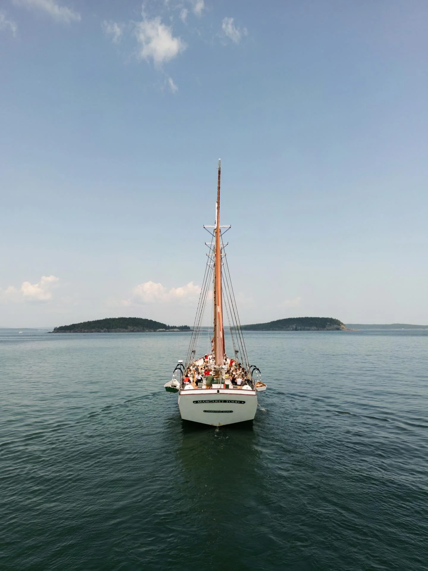 How do you top a kick-off sail aboard a historic schooner? A garden party with oysters and cocktails, of course. The perfect start to a New England wedding weekend.

PLANNING &amp; DESIGN @marreroevents
WEDDING &amp; RECEPTION VENUE&nbsp;@thebarharbo