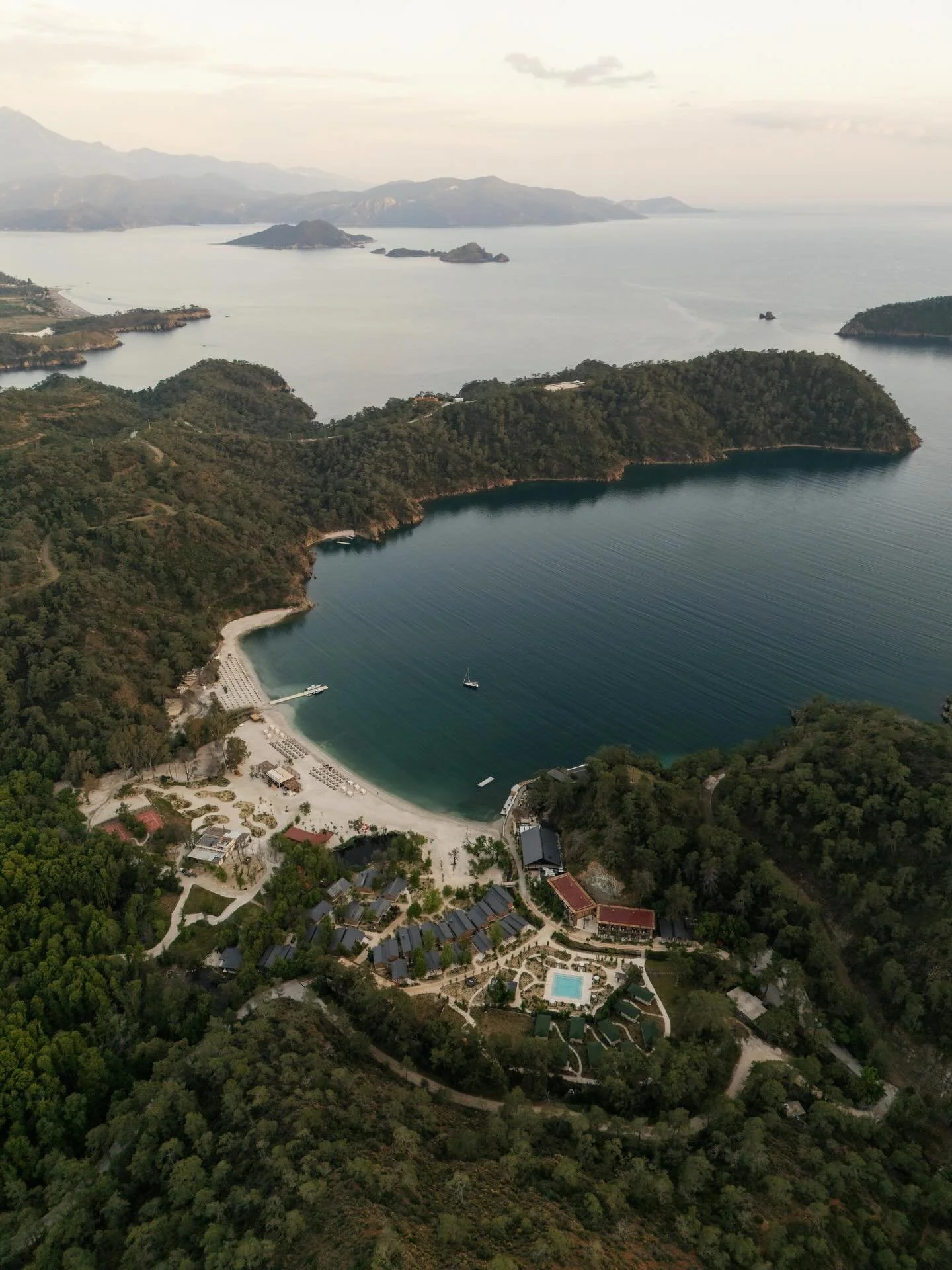 Welcome to the Turkish Riviera! A fabulous group, in an extraordinary place. Let the adventure begin!

Hosts: @lepetiteprive and @forma_mgmt
Host Property: @ahamaliving and @dresortgocek
Photo: @danforthneal
Video: @vanessaandivo
Florals: @phka_studi