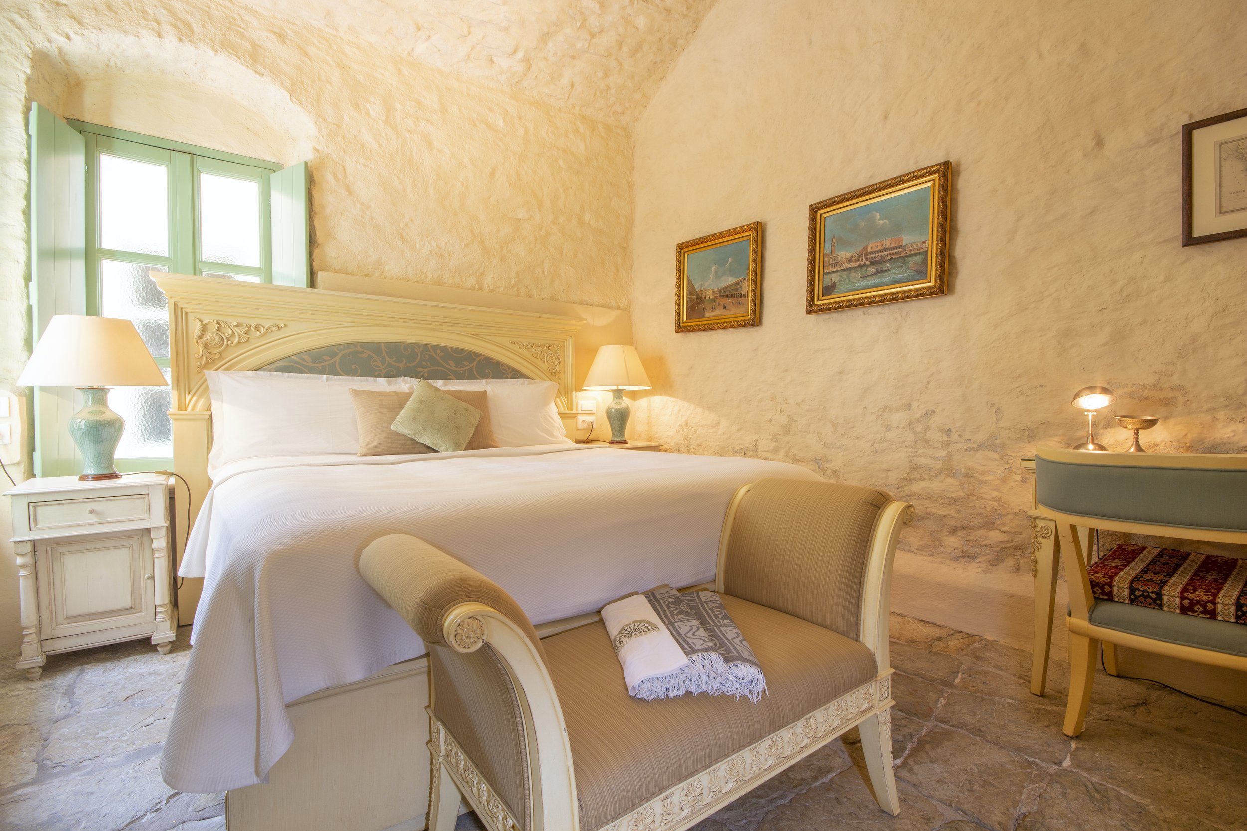 Venetian_bedroom.jpg