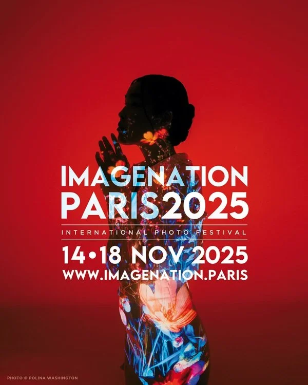 Poster del festival fotografico internazionale Imagenation a Parigi dal 14 al 18 novembre 2025, con silhouette di donna con proiezioni di luci e colori