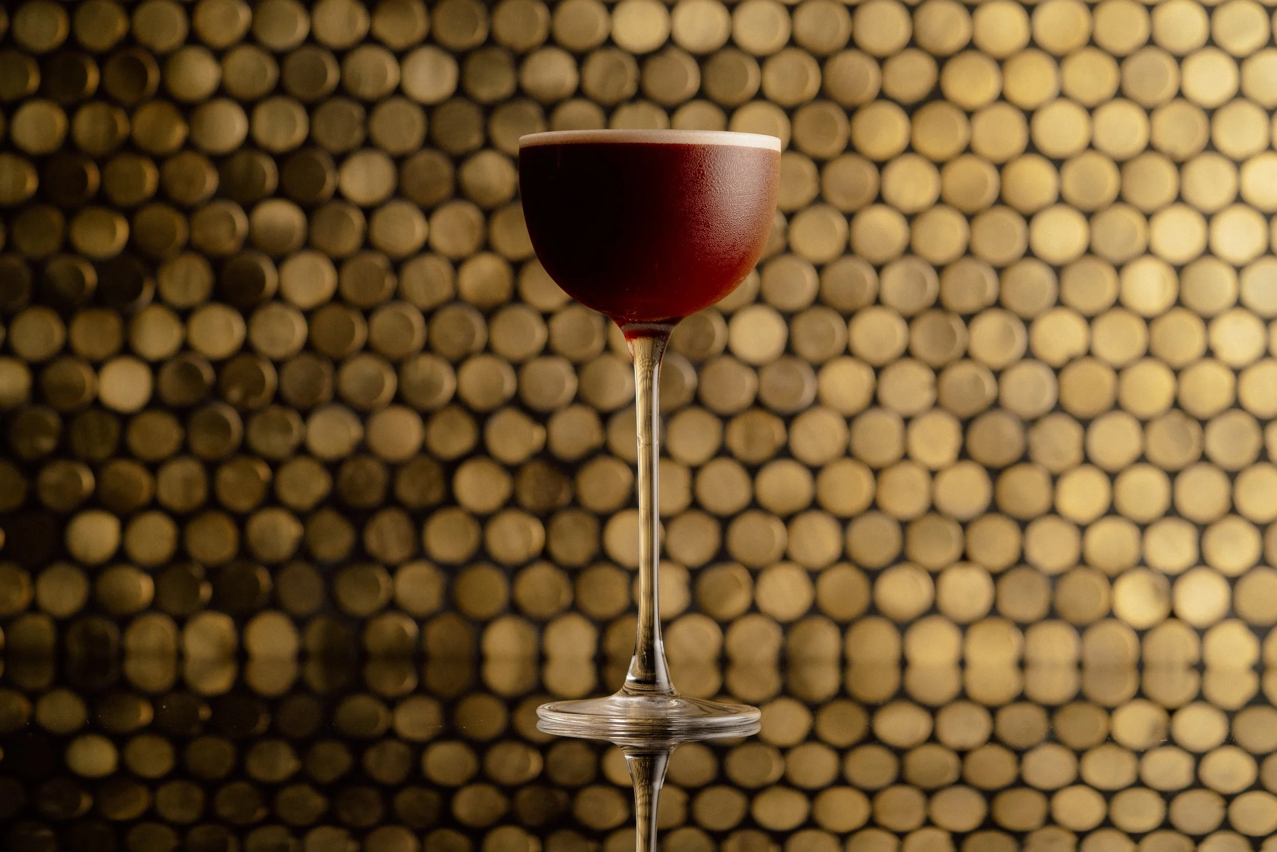 Copa de un trago con un fondo elegante