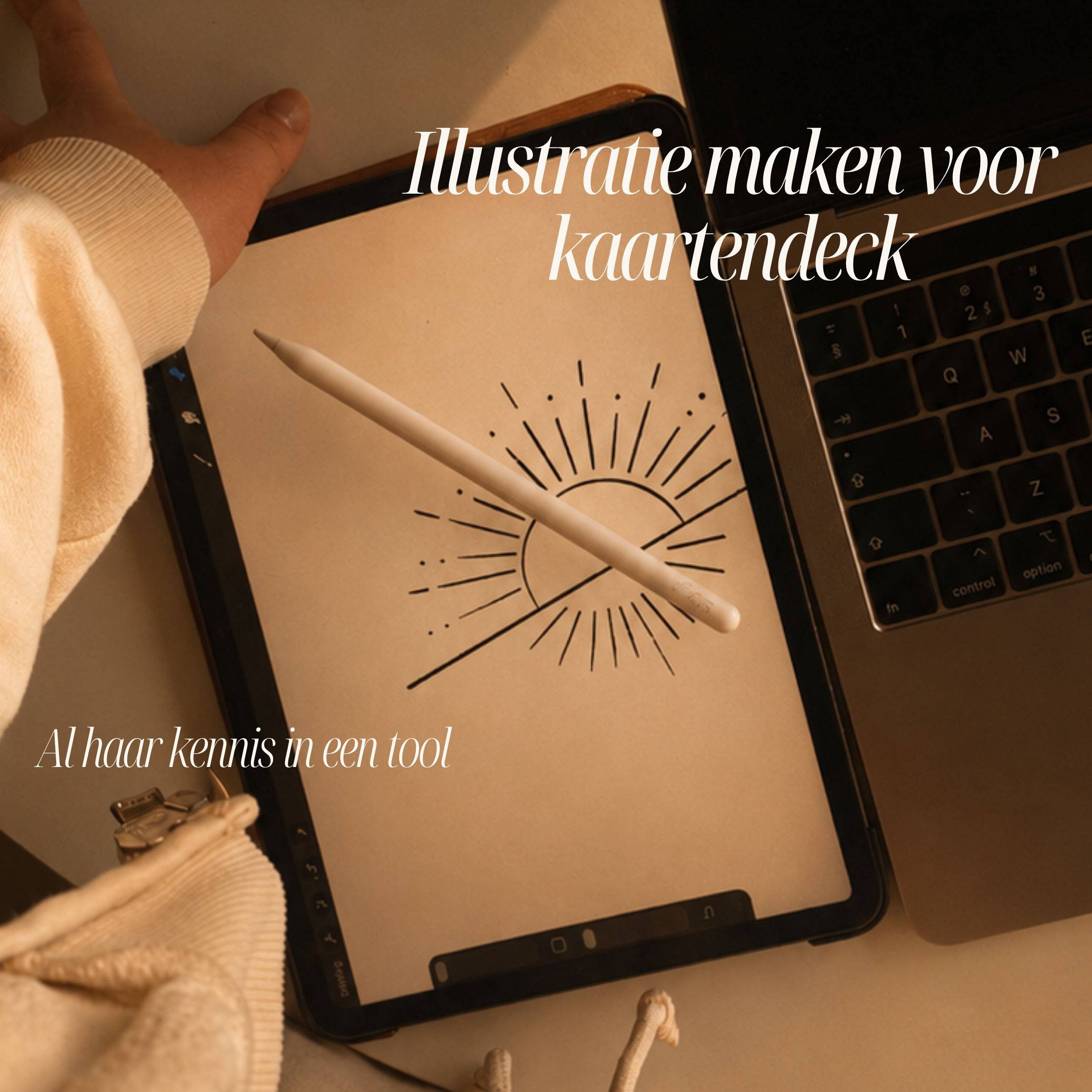 Een close-up van een hand die een stylus vasthoudt, die wordt gebruikt op een tablet met daarop een schets van een zon met stralen. De tablet ligt op een bureau naast een laptop.
