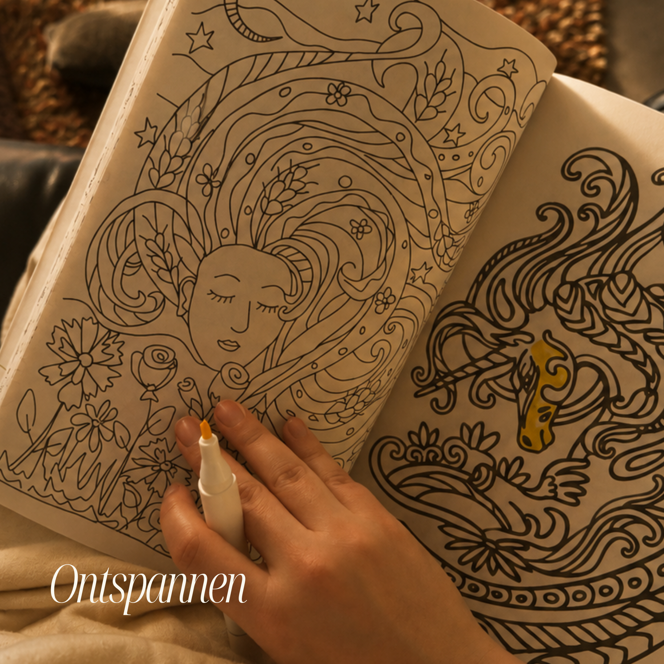 Een persoon telt af met behulp van een geel potloodje op een tekening van een mandala met een meisje dat slaapt en diverse bloemen en sterren. Het woord 'Ontspannen' staat onderaan de afbeelding.