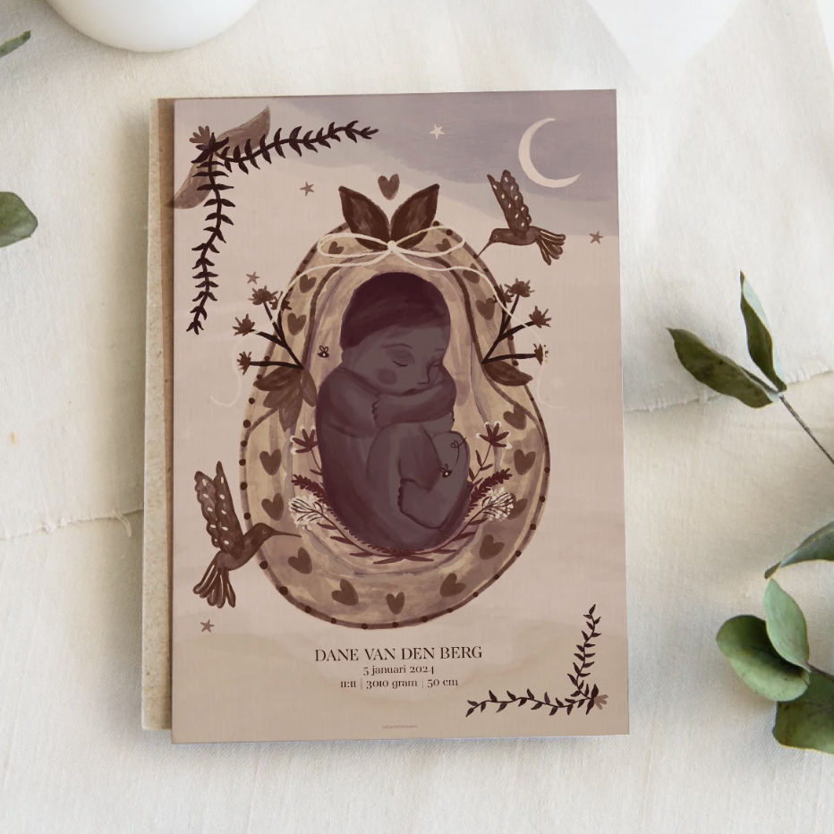 Een geboortekaart met een illustratie van een slapende baby ingesloten door een sierlijk frame met vogels, bladeren en een maan op de achtergrond, met tekst onderaan met de naam 'Dane Van Den Berg' en geboortedatum 5 januari 2021.