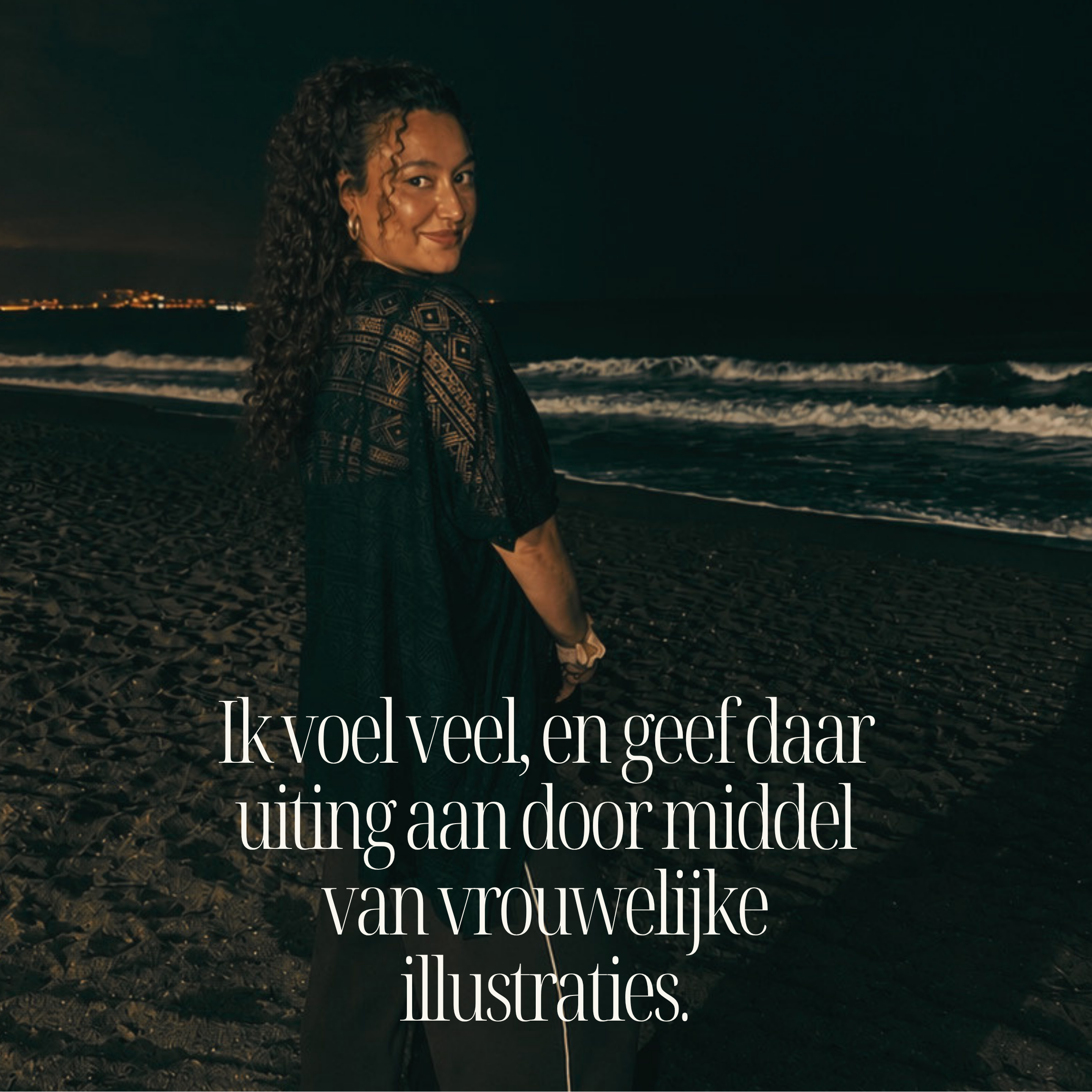 Een vrouw met lange, gekrulde haar die op het strand staat bij nacht, met de oceaan en een stad op de achtergrond.