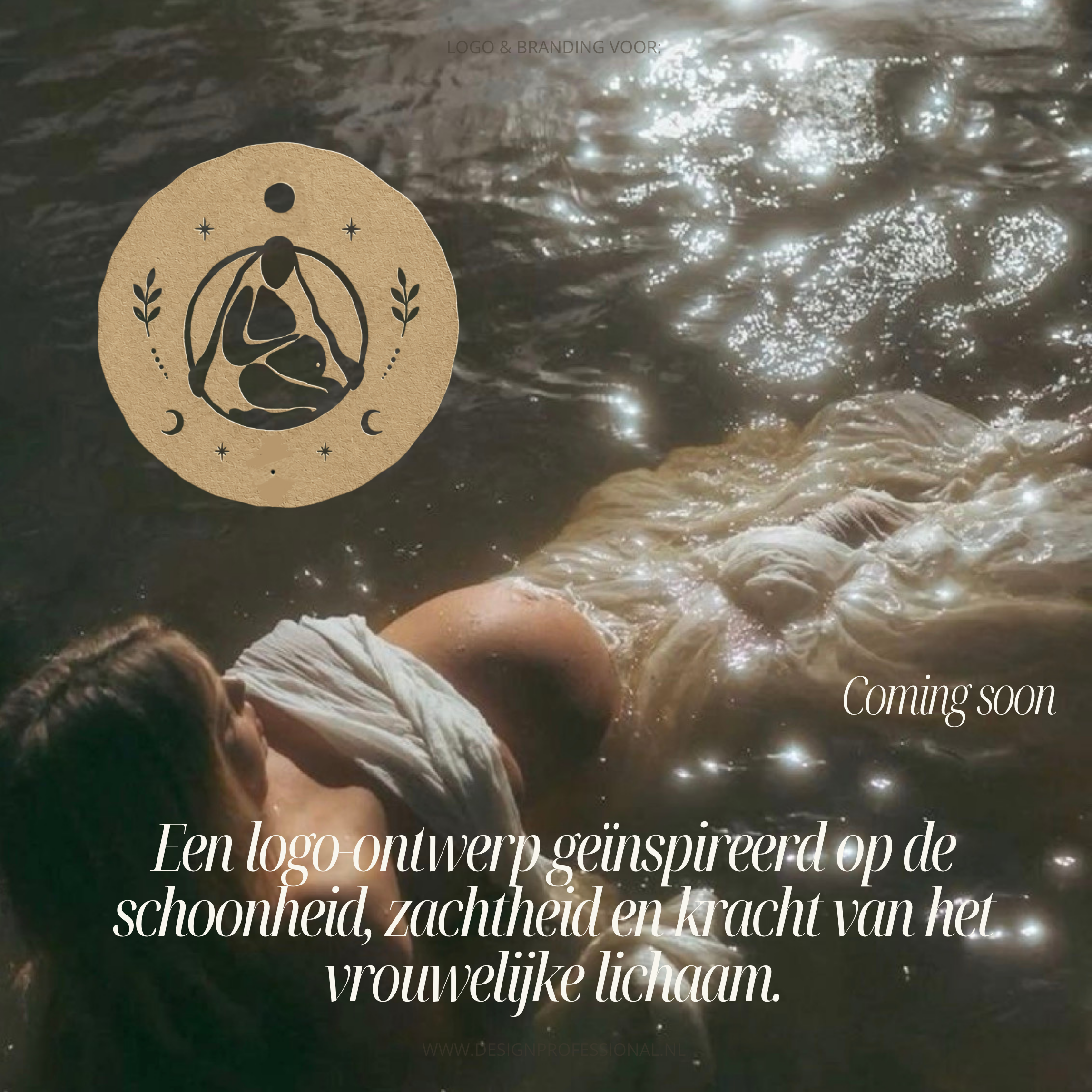 Een persoon ligt ontspannen in een rivier, met water dat om hen heen stroomt en glinstert door de zon, terwijl ze een logo-ontwerp bekijken of bespreken.