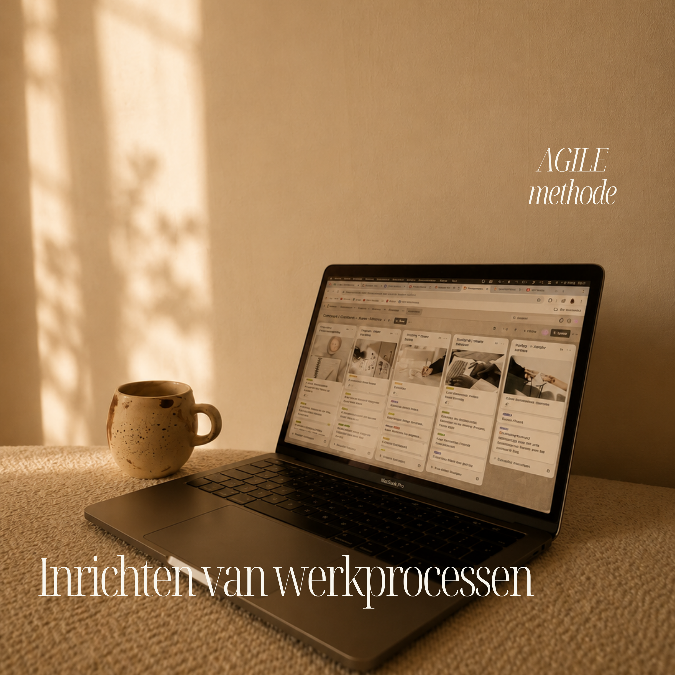 Een open laptop op een tapijt met een sprekend scherm en een keramieken mok naast de laptop