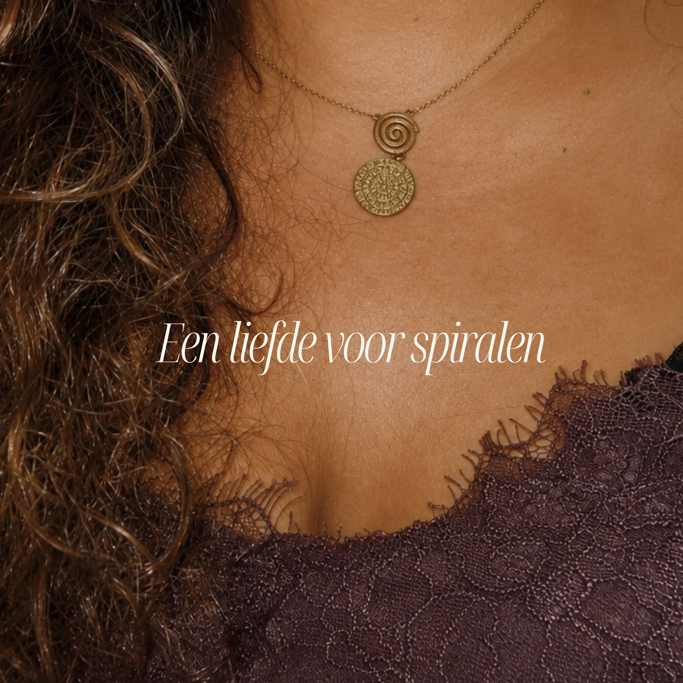 Een halsketting met een spirale en een ronde hanger met een patroon, gedragen door een persoon met lichtbruine haar en een donkergekleurde lingerie.
