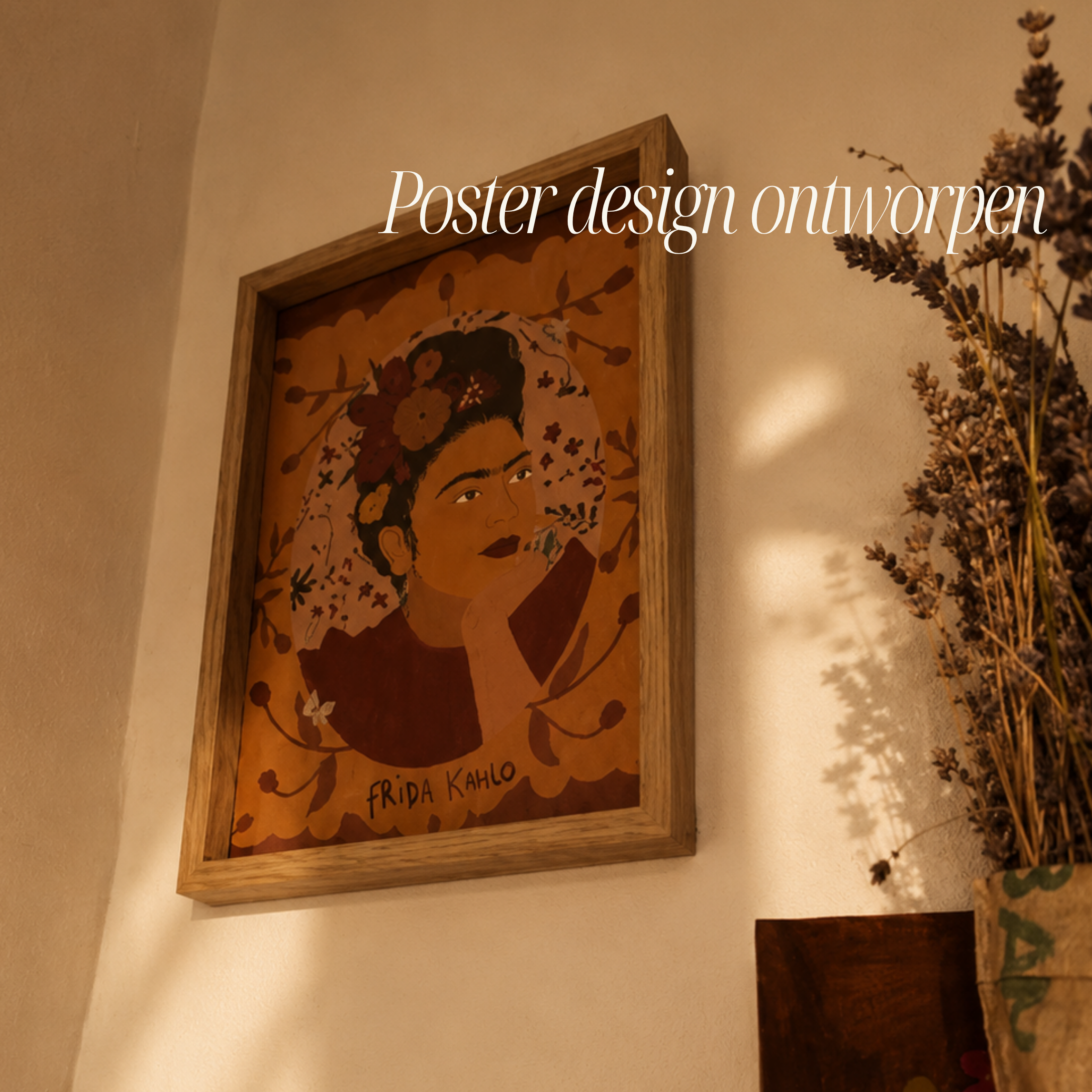 Een lijst met bekende schildersnamen, waaronder Frida Kahlo, op een houten kader met een poster. De poster bevat een illustratie van een vrouw met bloemen in haar haar.
