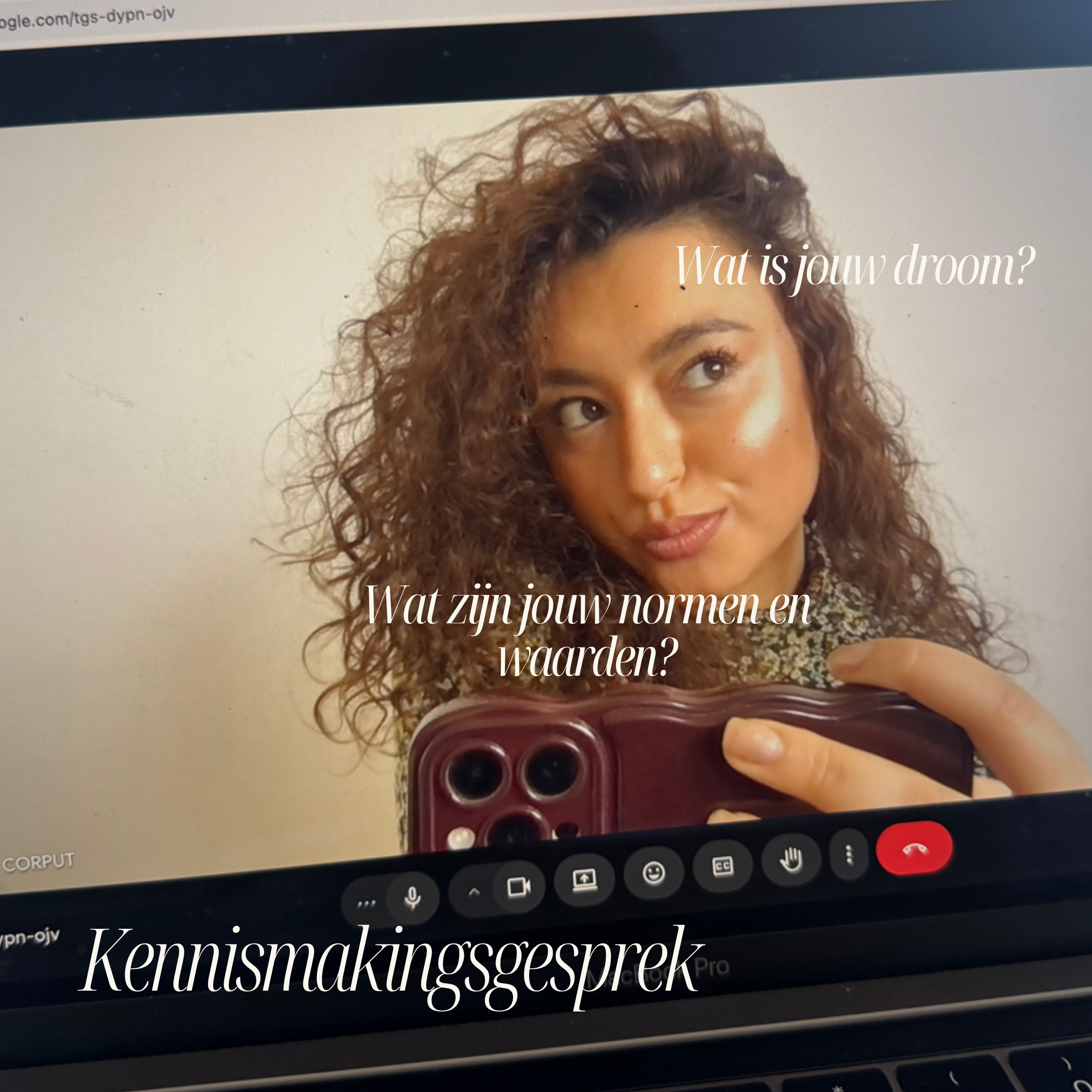 Een close-up van een vrouw met krullend haar die een telefoon gebruikt om haar gezicht te maken. Op de foto staat de tekst: 'Wat is jouw droom?' en 'Wat zijn jouw normen en waarden?'.