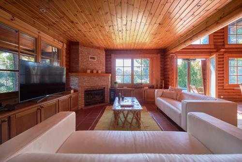 Multiple collaboration and writing spaces 2.jpg