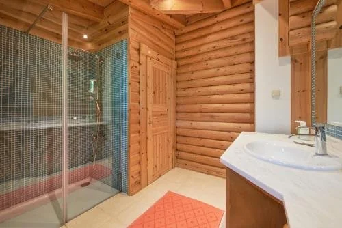 Clean bathroom and facilities.jpg